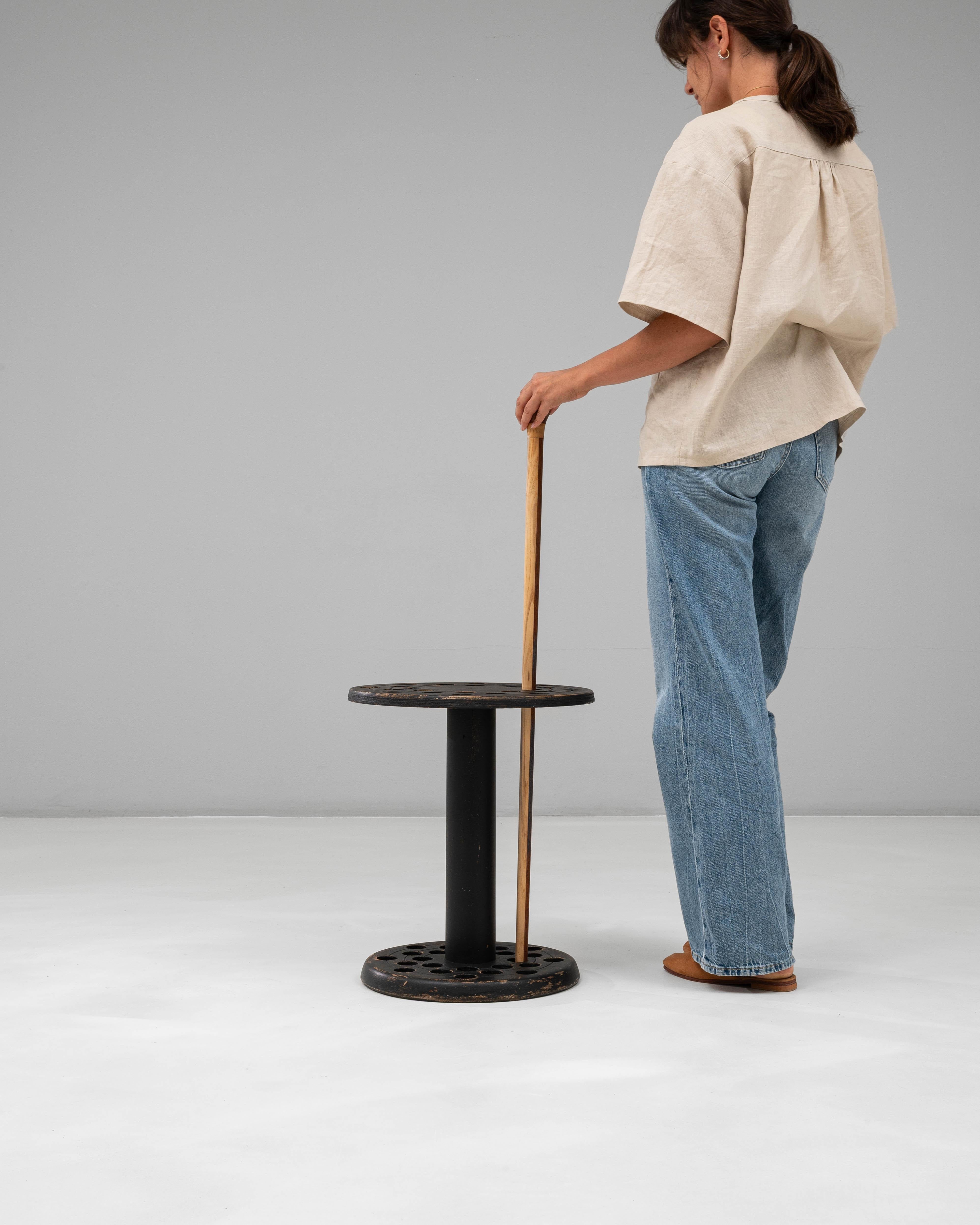 Supporto per bastone in legno patinato nero del XX secolo in vendita 3