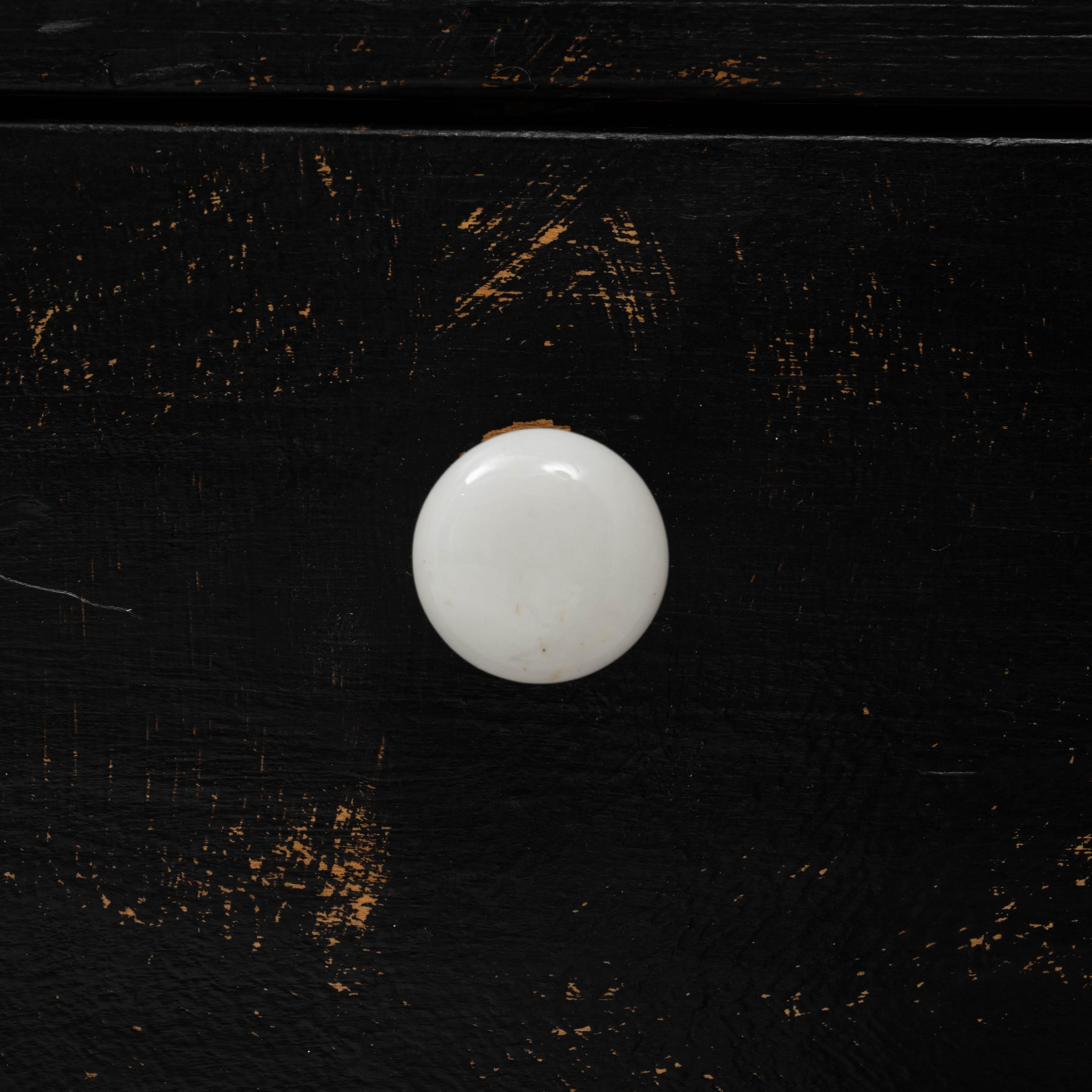 Cassettiera francese in legno patinato nero del XX secolo in vendita 5