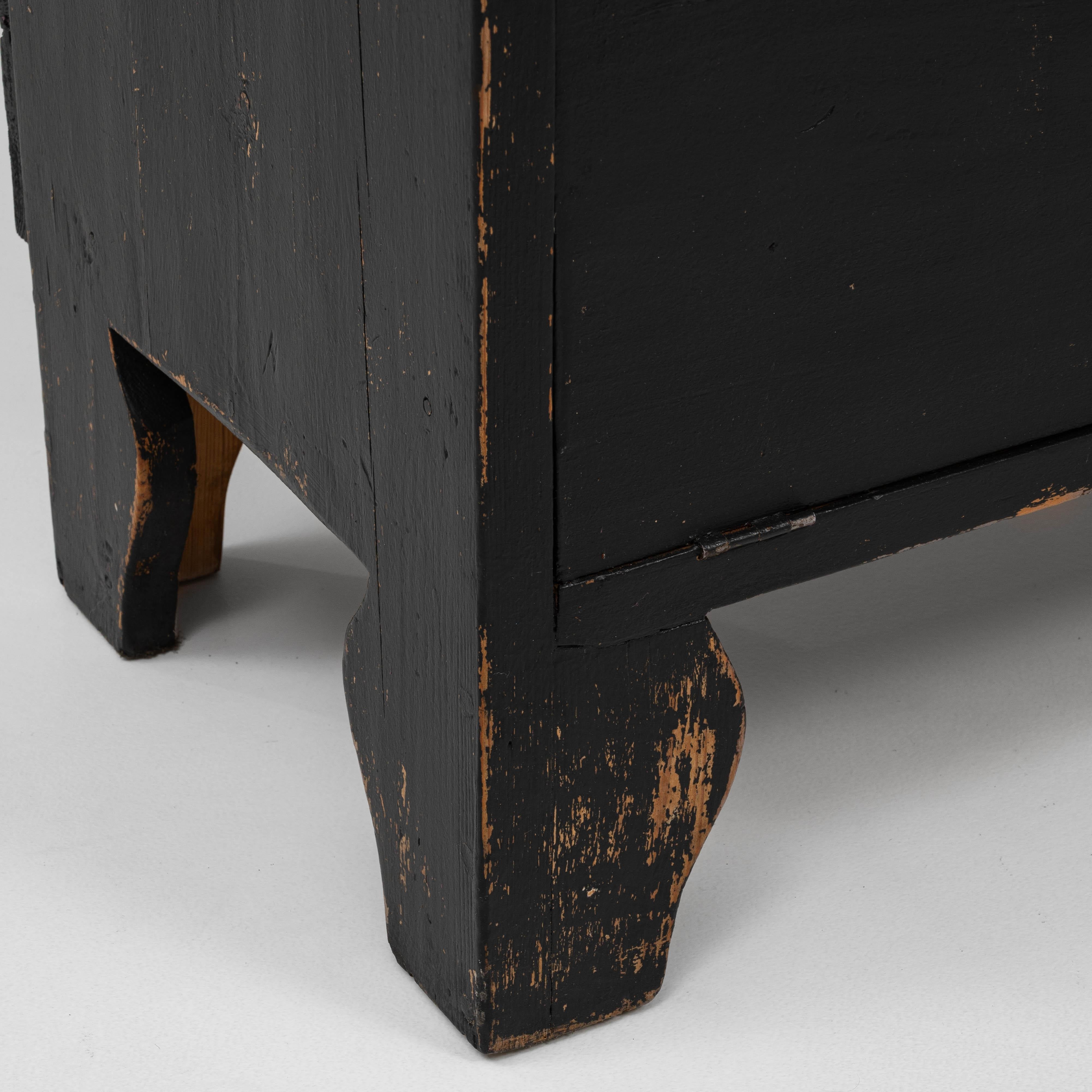 Cassettiera francese in legno patinato nero del XX secolo in vendita 6