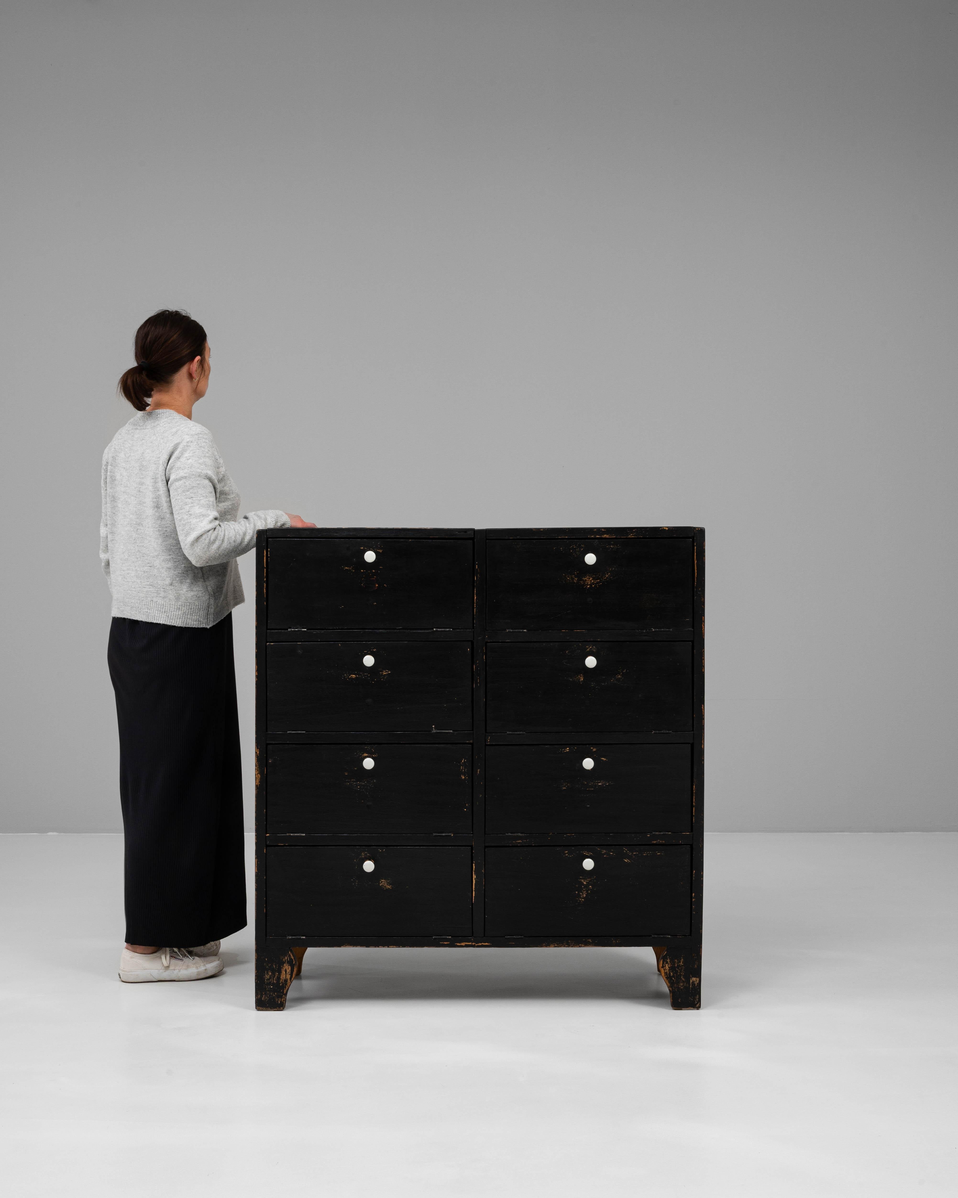 Patinato Cassettiera francese in legno patinato nero del XX secolo in vendita