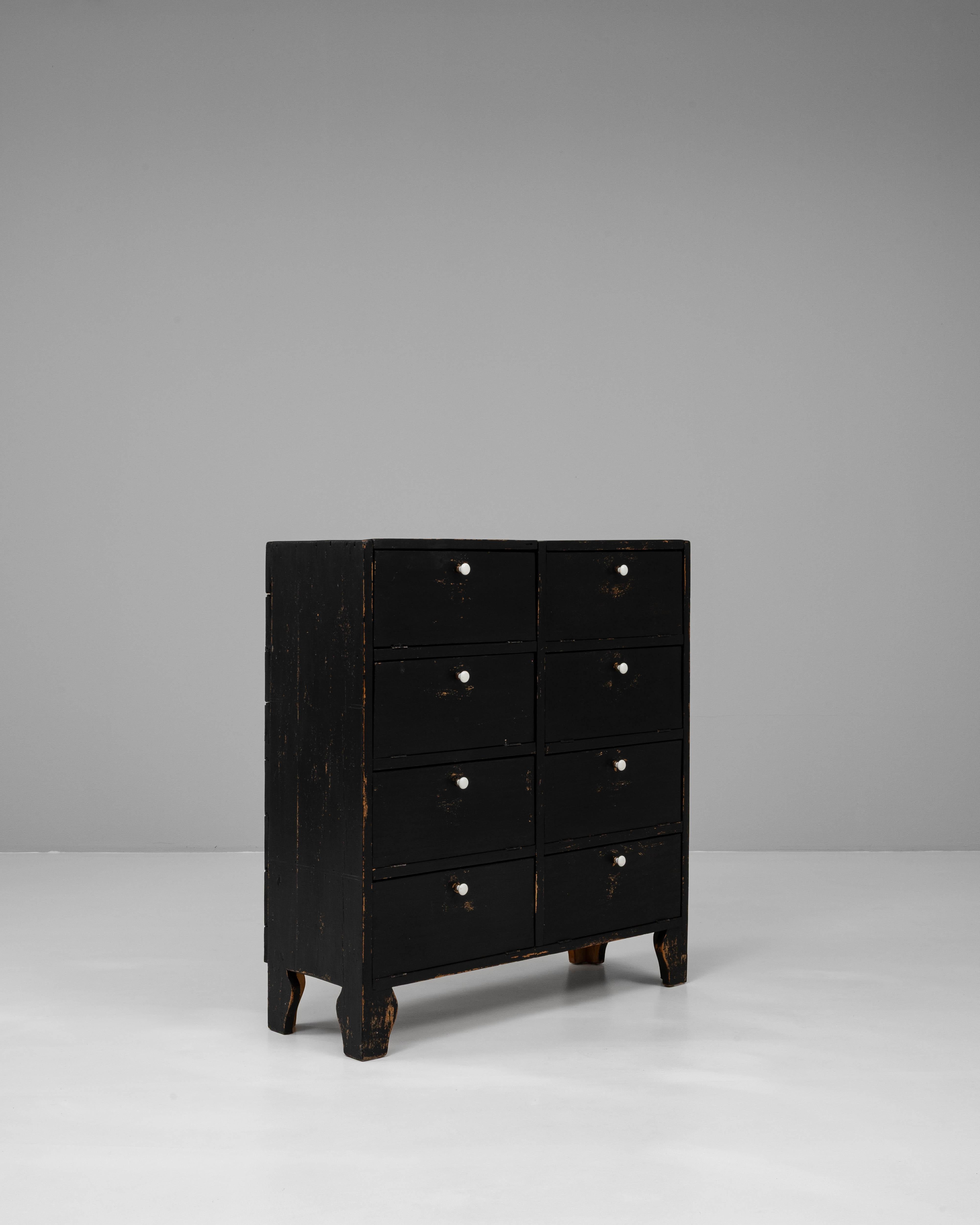 Cassettiera francese in legno patinato nero del XX secolo In condizioni buone in vendita a High Point, NC