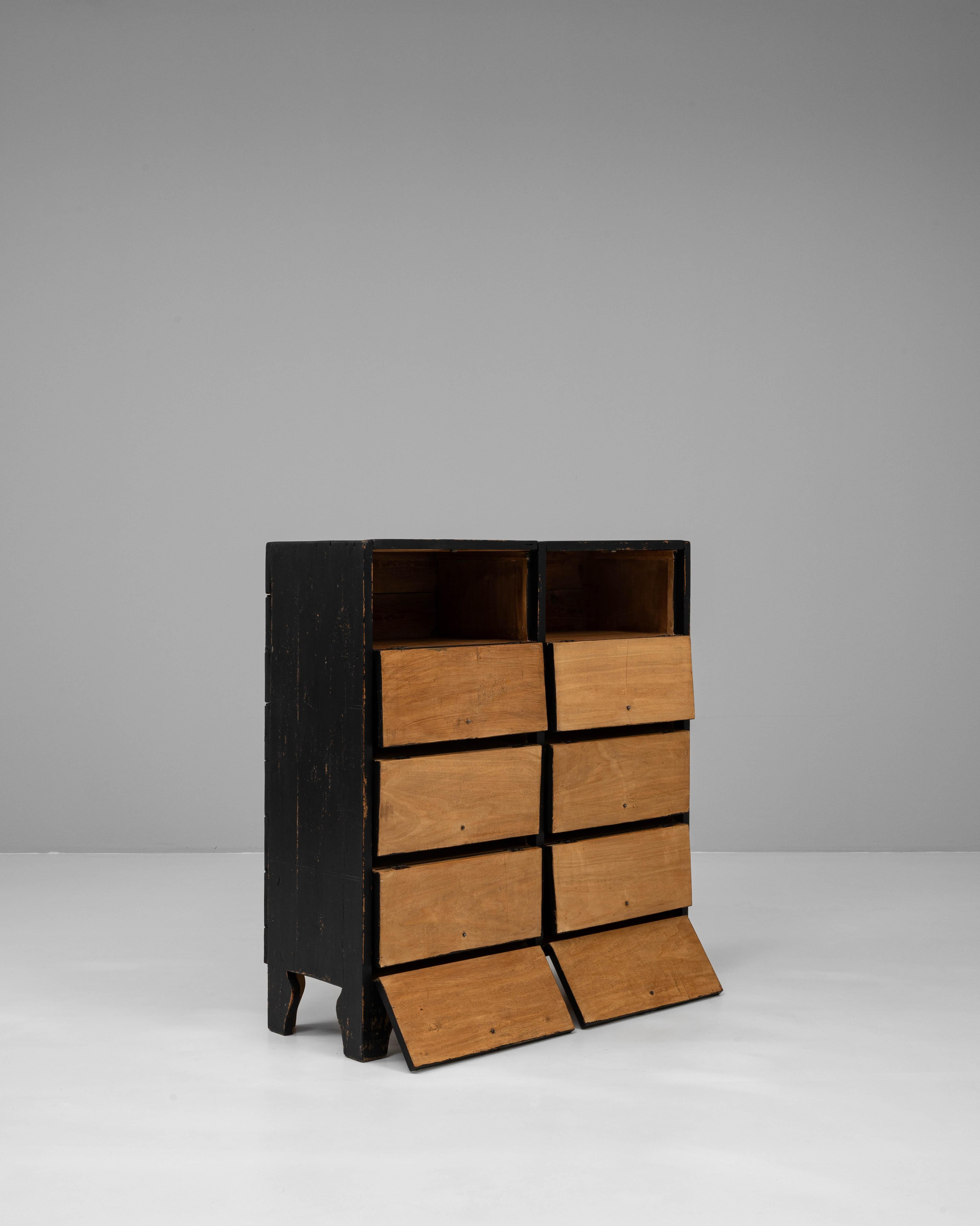 Legno Cassettiera francese in legno patinato nero del XX secolo in vendita