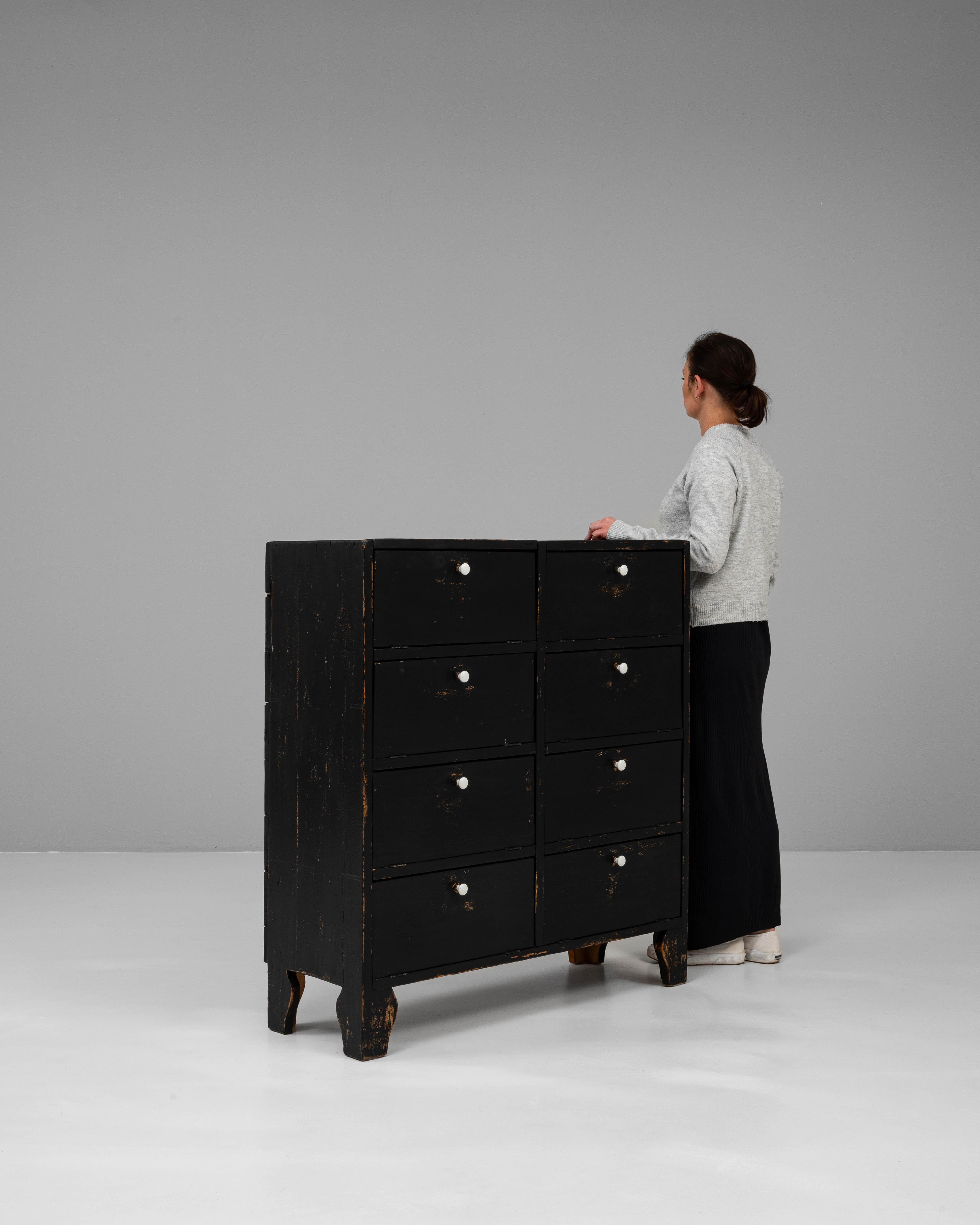 Cassettiera francese in legno patinato nero del XX secolo in vendita 1