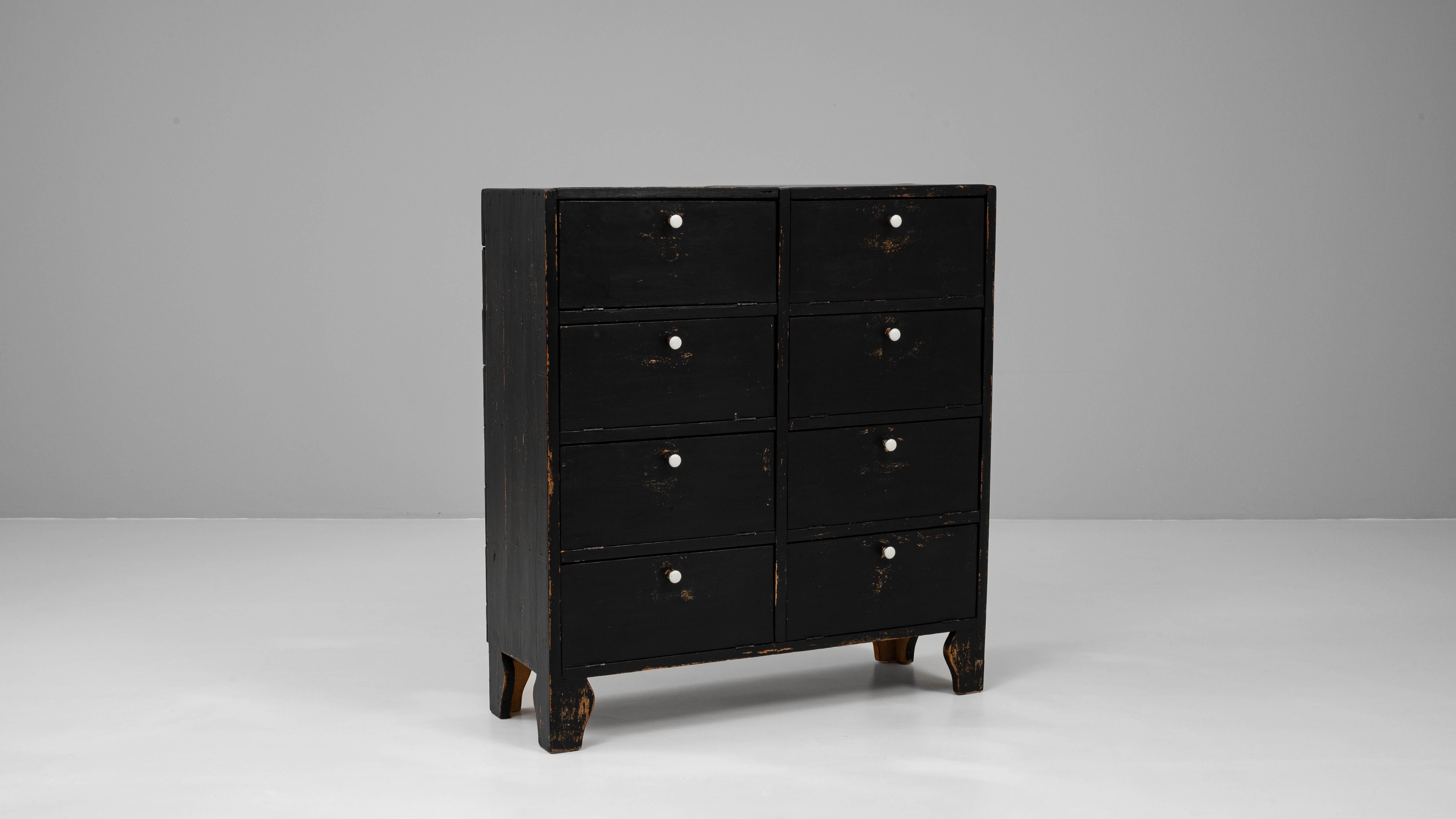 Cassettiera francese in legno patinato nero del XX secolo in vendita 3