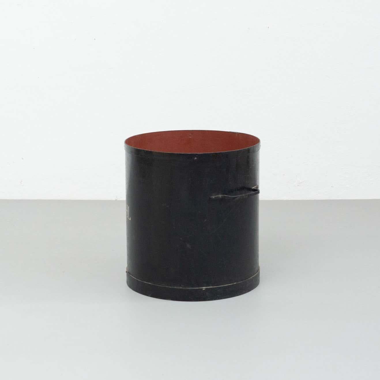 Black vintage metal bin.
By unknown manufacturer from France, circa 20th century.

In original condition, with minor wear consistent with age and use, preserving a beautiful patina.

Material:
Metal

Dimensions:
D 43 cm x W 50 cm x H 45 cm.
