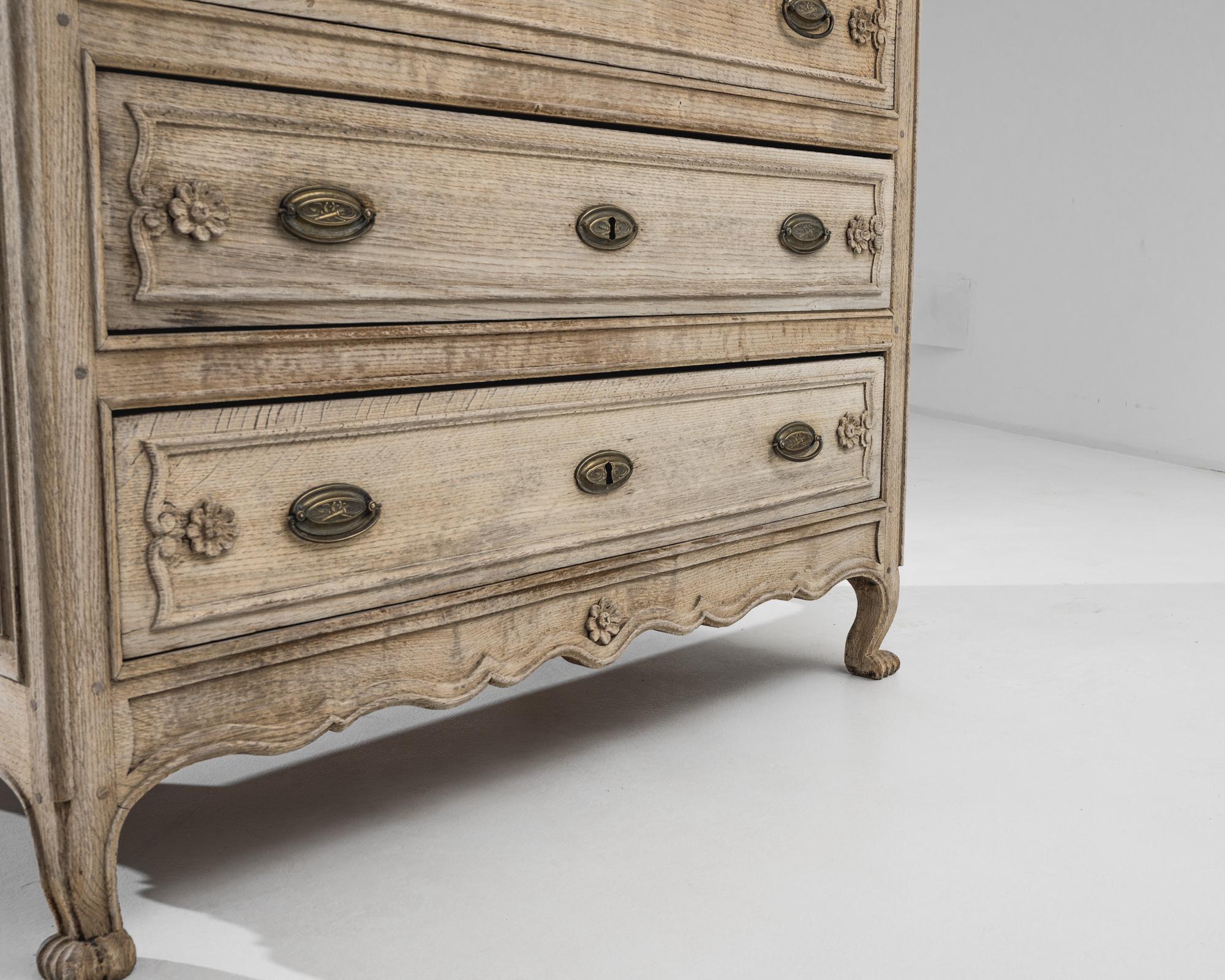 20th Century French Bleached Oak Chest Of Drawers For Sale 4