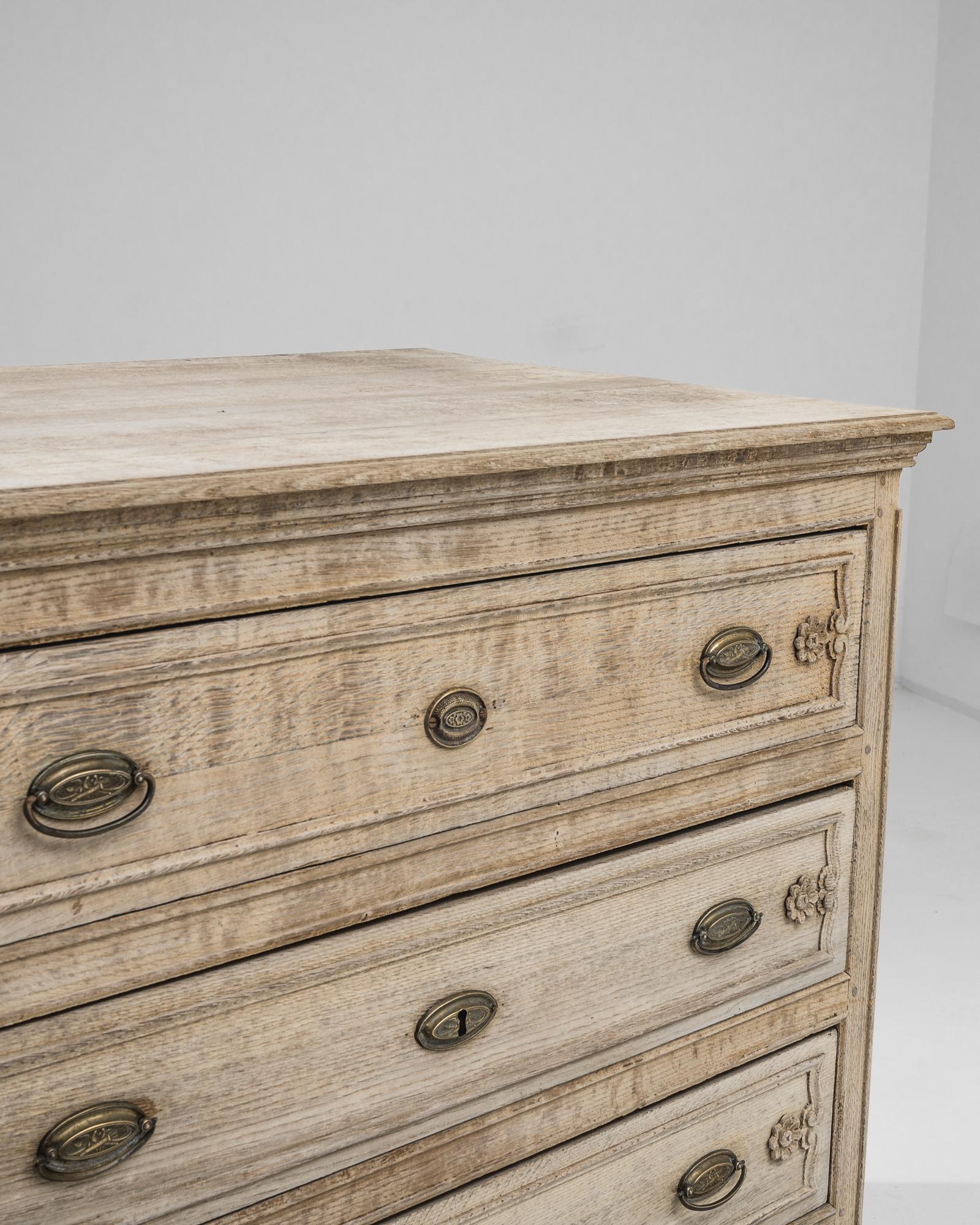 20th Century French Bleached Oak Chest Of Drawers For Sale 1