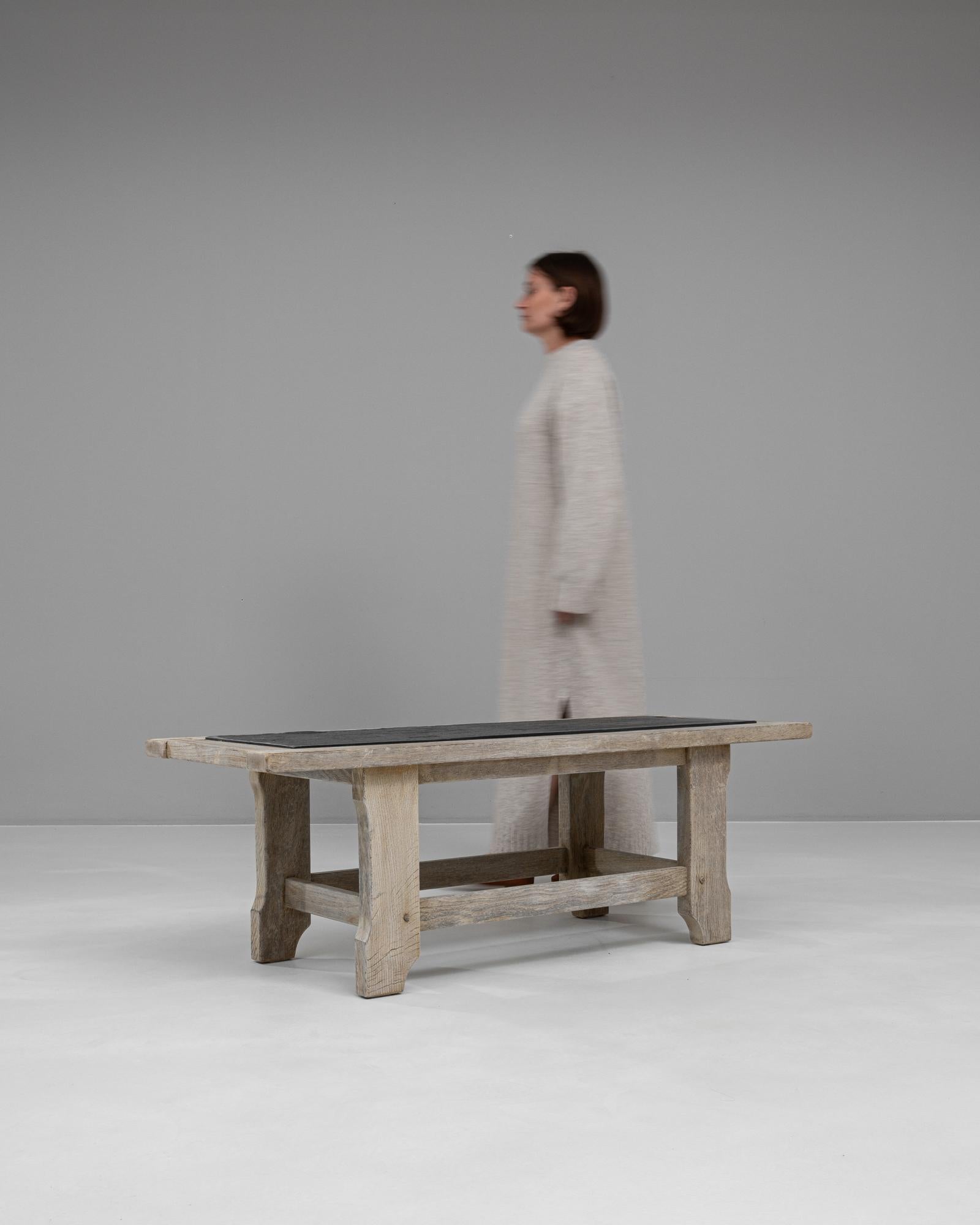 20ème siècle  Table basse française en Oak Oak blanchi avec plateau en pierre d'ardoise Bon état - En vente à High Point, NC