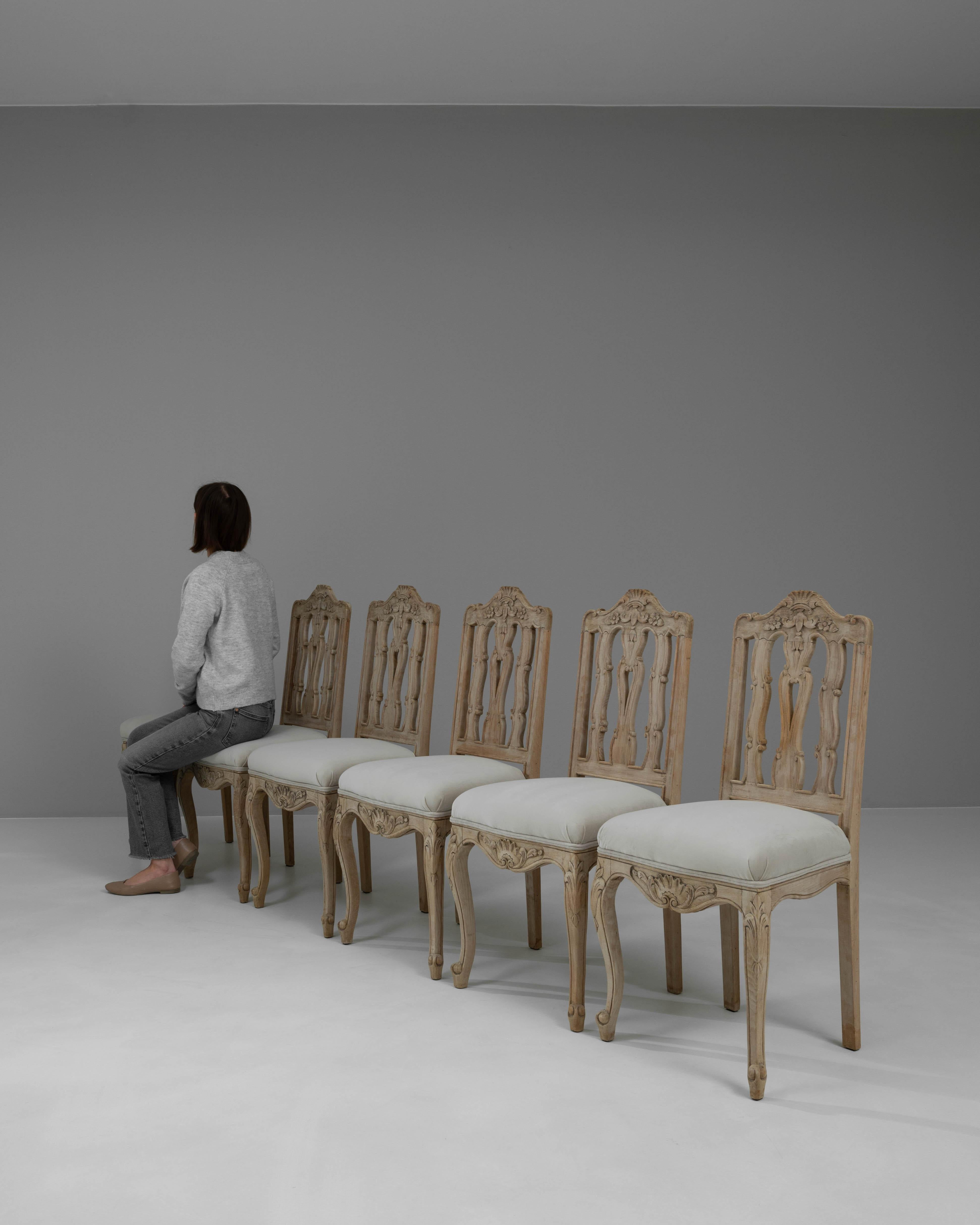 Französische Esszimmerstühle aus gebleichter Eiche des 20. Jahrhunderts mit gepolsterten Sitzen, 6er-Set, Set im Angebot 5