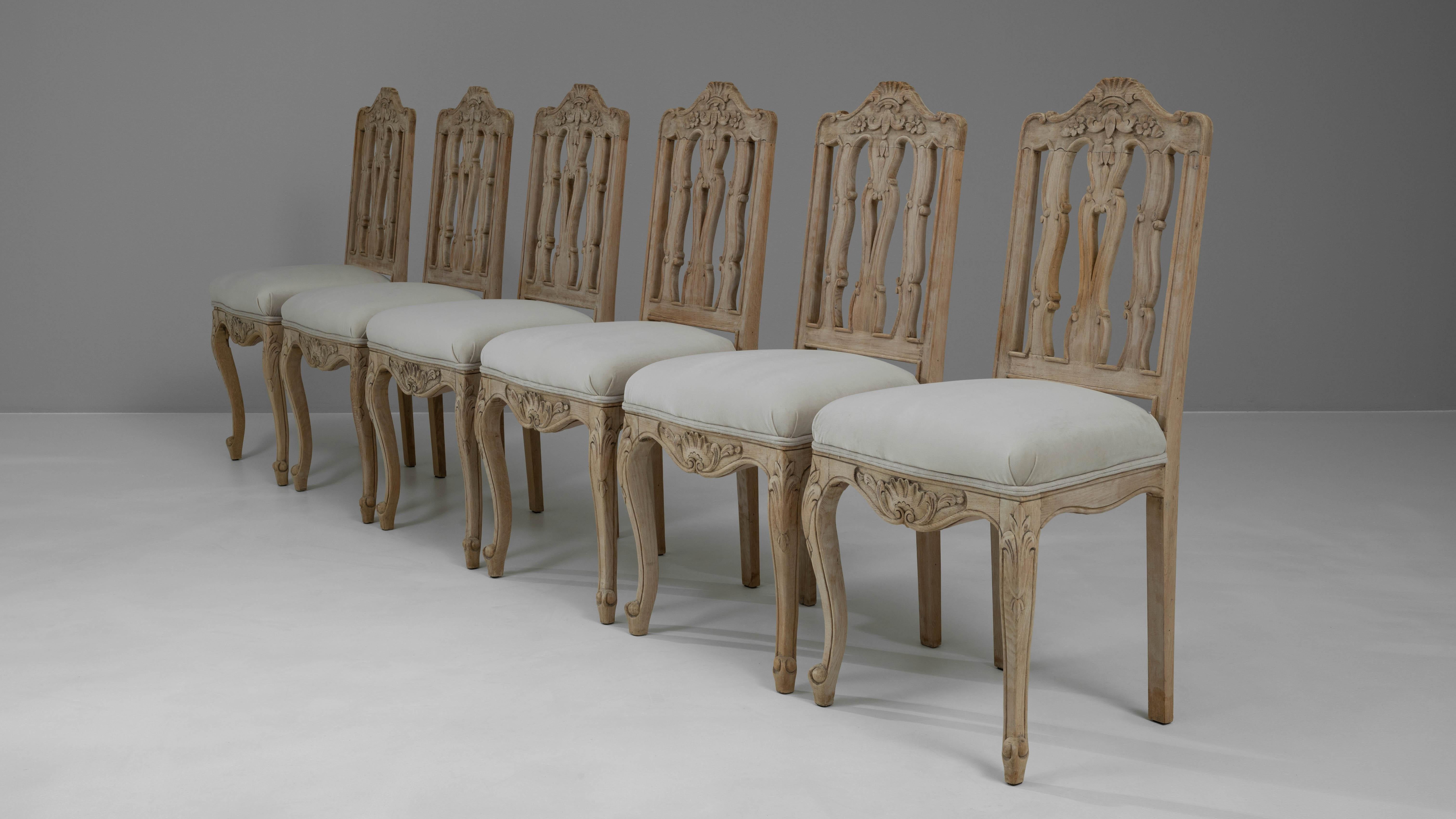Französische Esszimmerstühle aus gebleichter Eiche des 20. Jahrhunderts mit gepolsterten Sitzen, 6er-Set, Set im Angebot 6