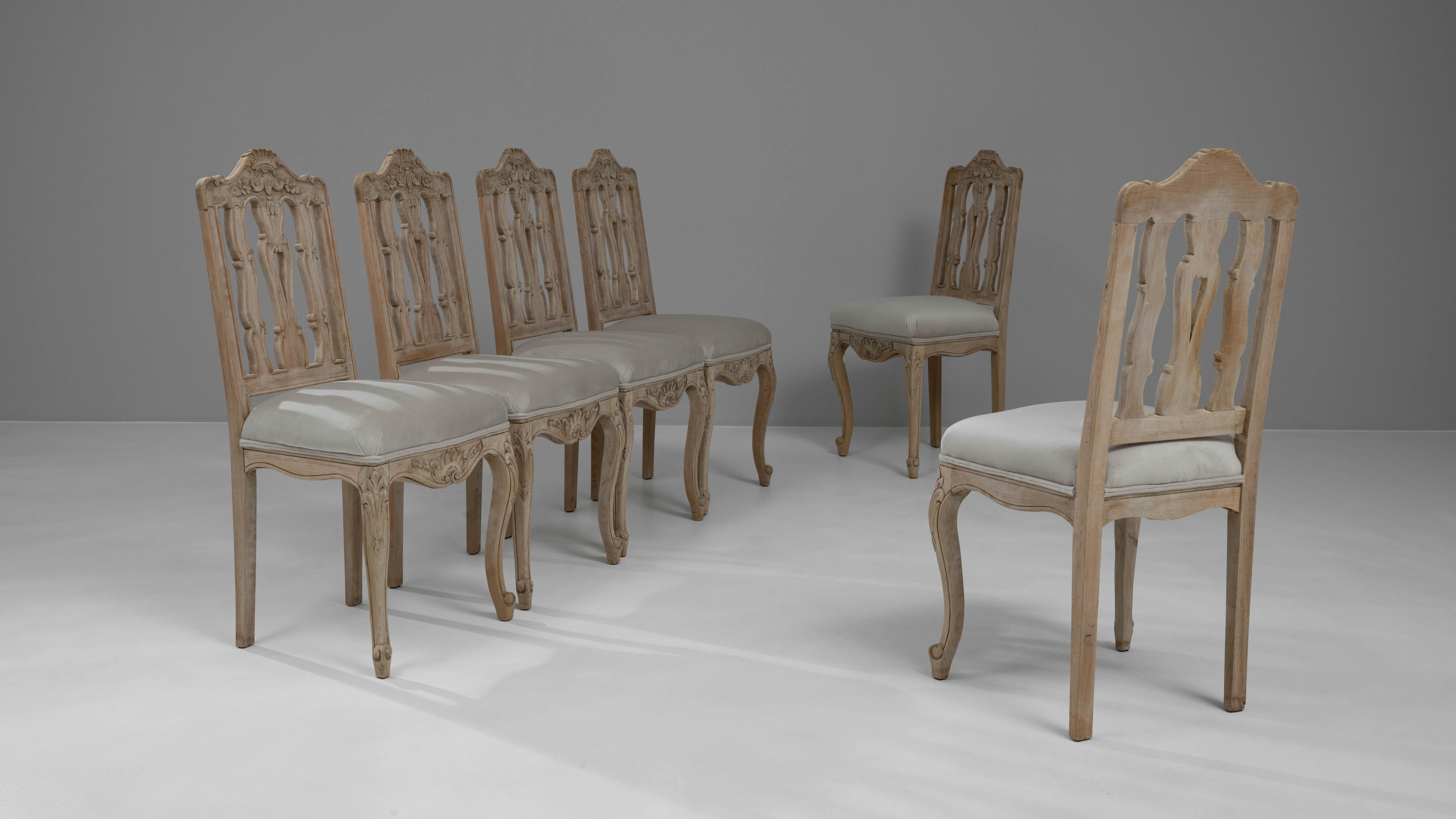 Französische Esszimmerstühle aus gebleichter Eiche des 20. Jahrhunderts mit gepolsterten Sitzen, 6er-Set, Set im Zustand „Gut“ im Angebot in High Point, NC