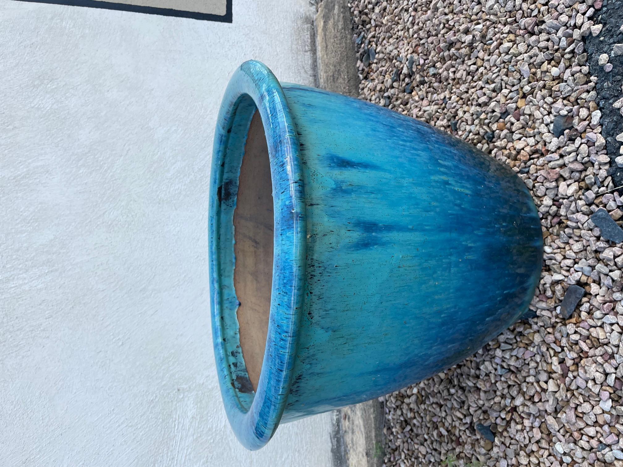 Very nice 20th century French ceramic planter with a beautiful blue color. 
Would be ideal in a garden or a terrasse. 
Good condition.