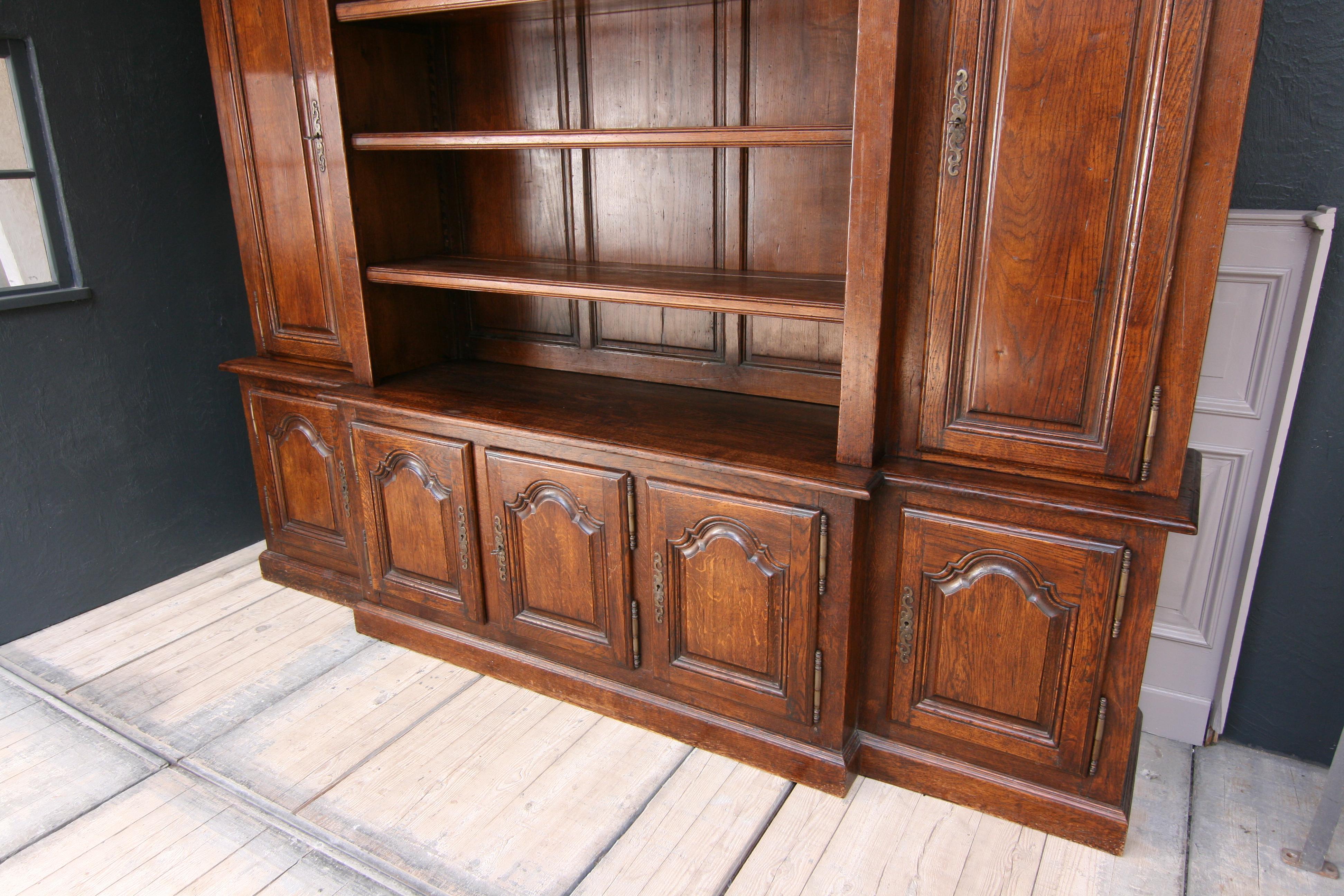 20th Century French Bookcase Cabinet Made of Oak 7