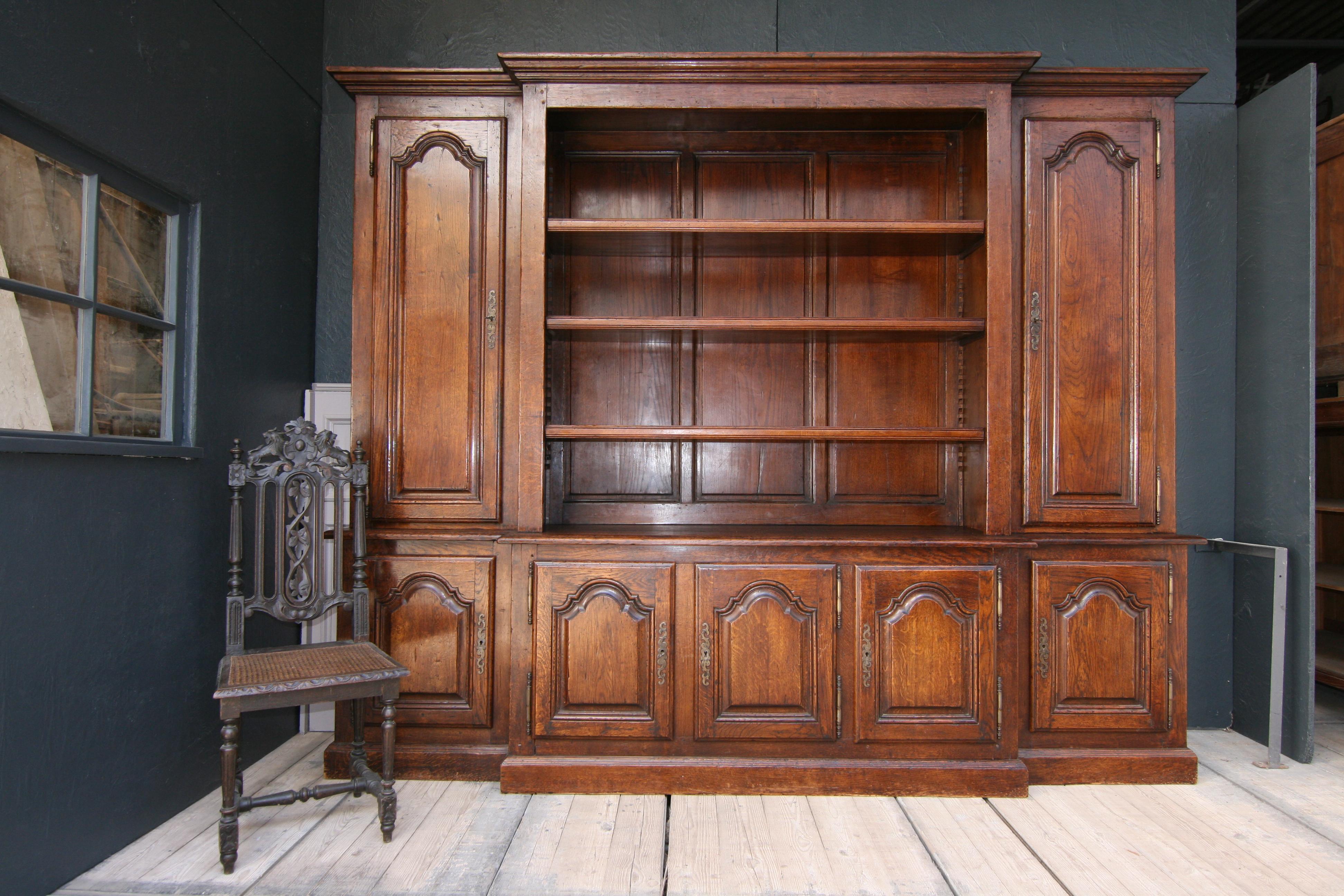 20th Century French Bookcase Cabinet Made of Oak In Good Condition In Dusseldorf, DE