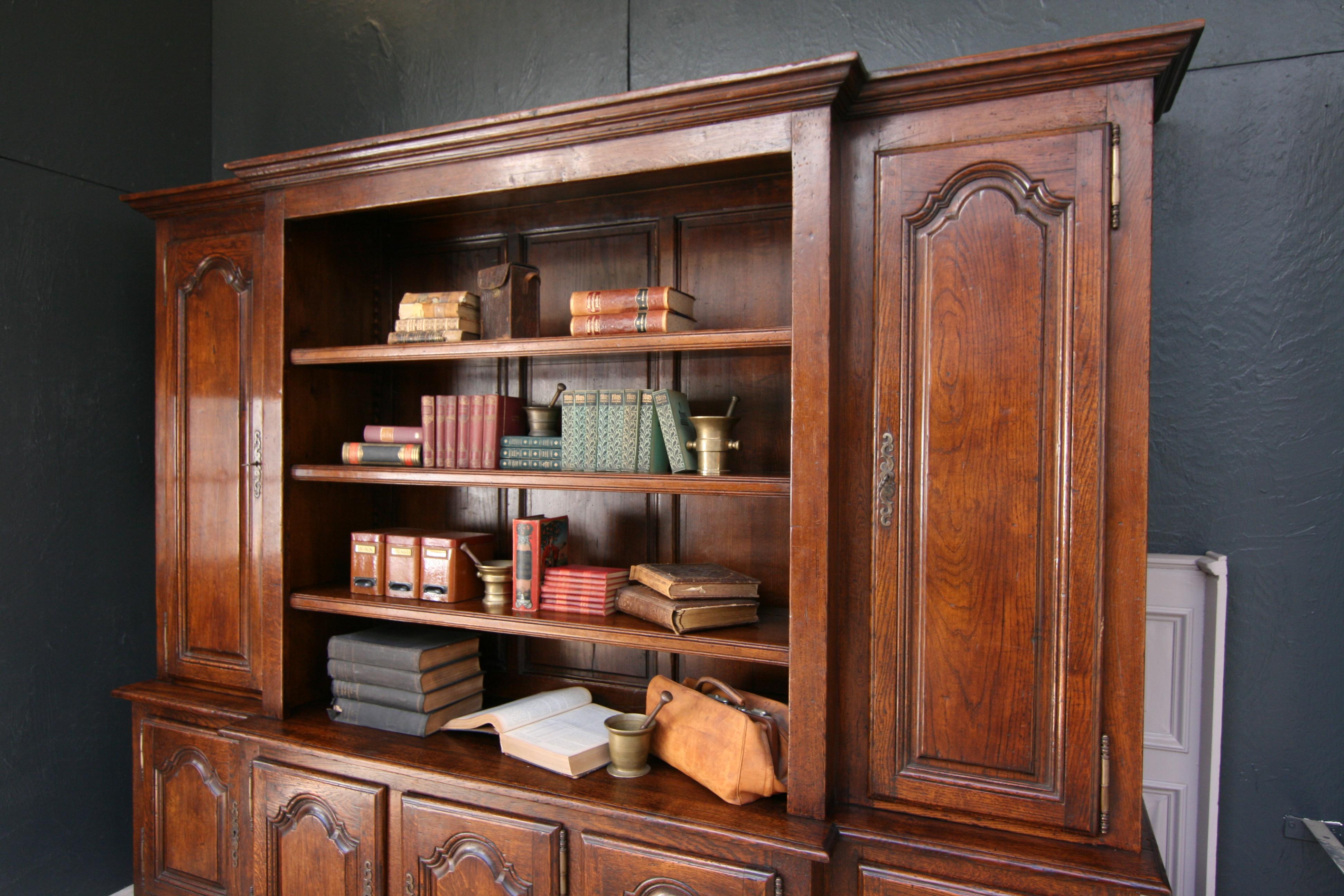 20th Century French Bookcase Cabinet Made of Oak 2