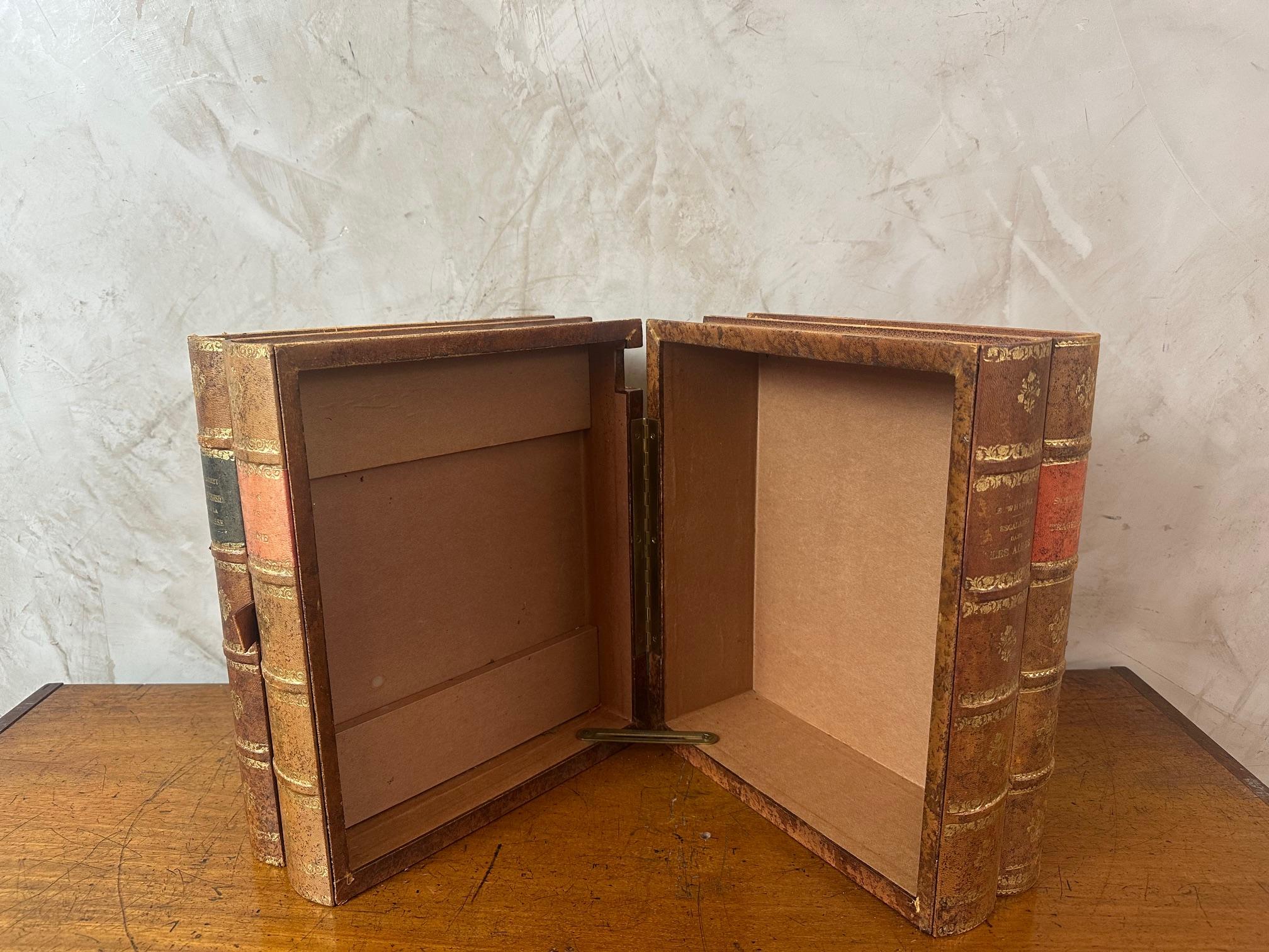 Origineller Artikel! Geheimschachtel in Form von Büchern aus den 1950er Jahren. 
Die Box lässt sich öffnen und bietet Platz für verschiedene Dinge. Der Rücken des ersten Buches öffnet sich und verbirgt ein Geheimnis. Hergestellt aus Papier auf einem
