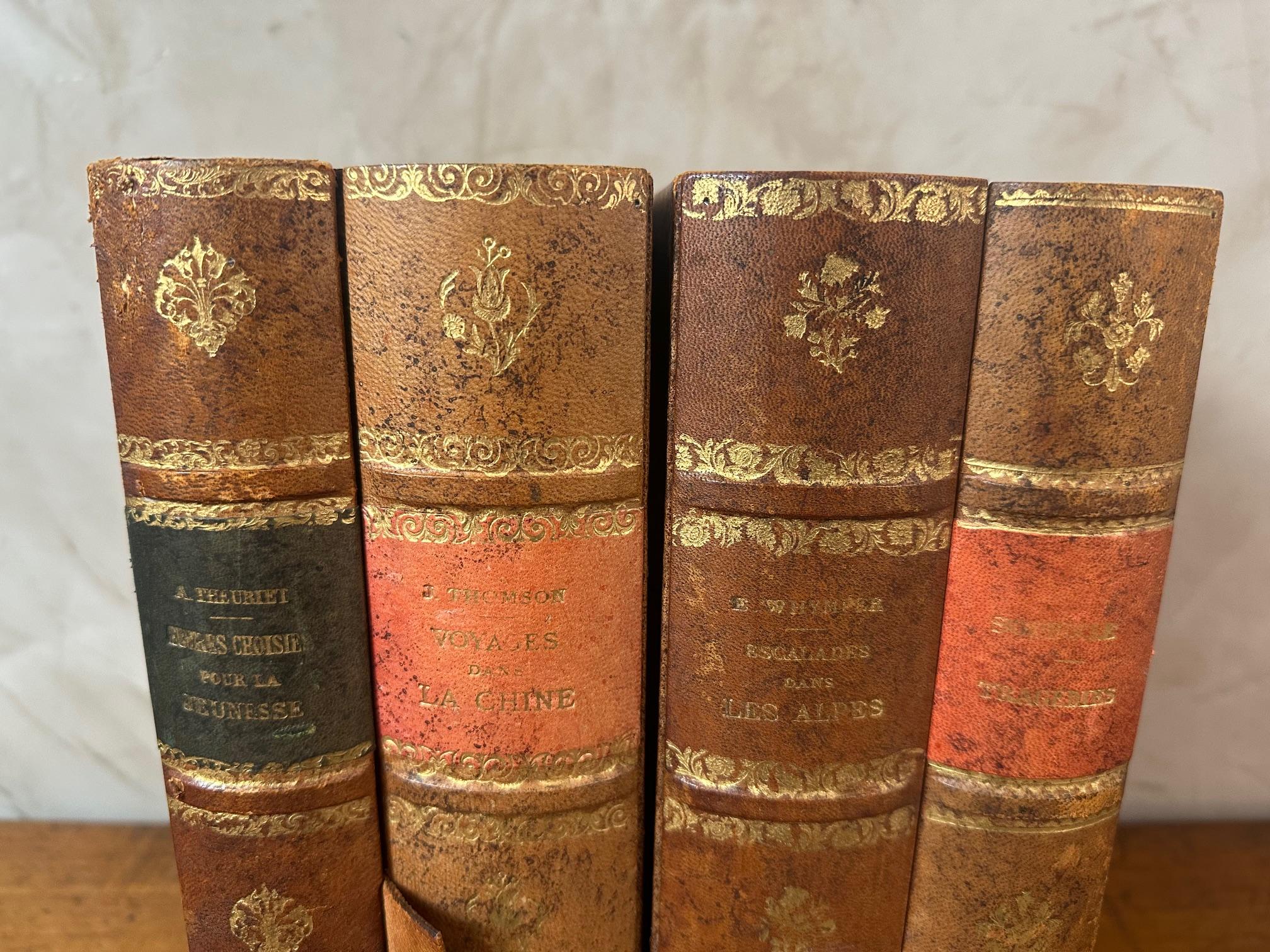 20. Jahrhundert Französisch Bücher Secret Box, 1950er Jahre (Papier) im Angebot