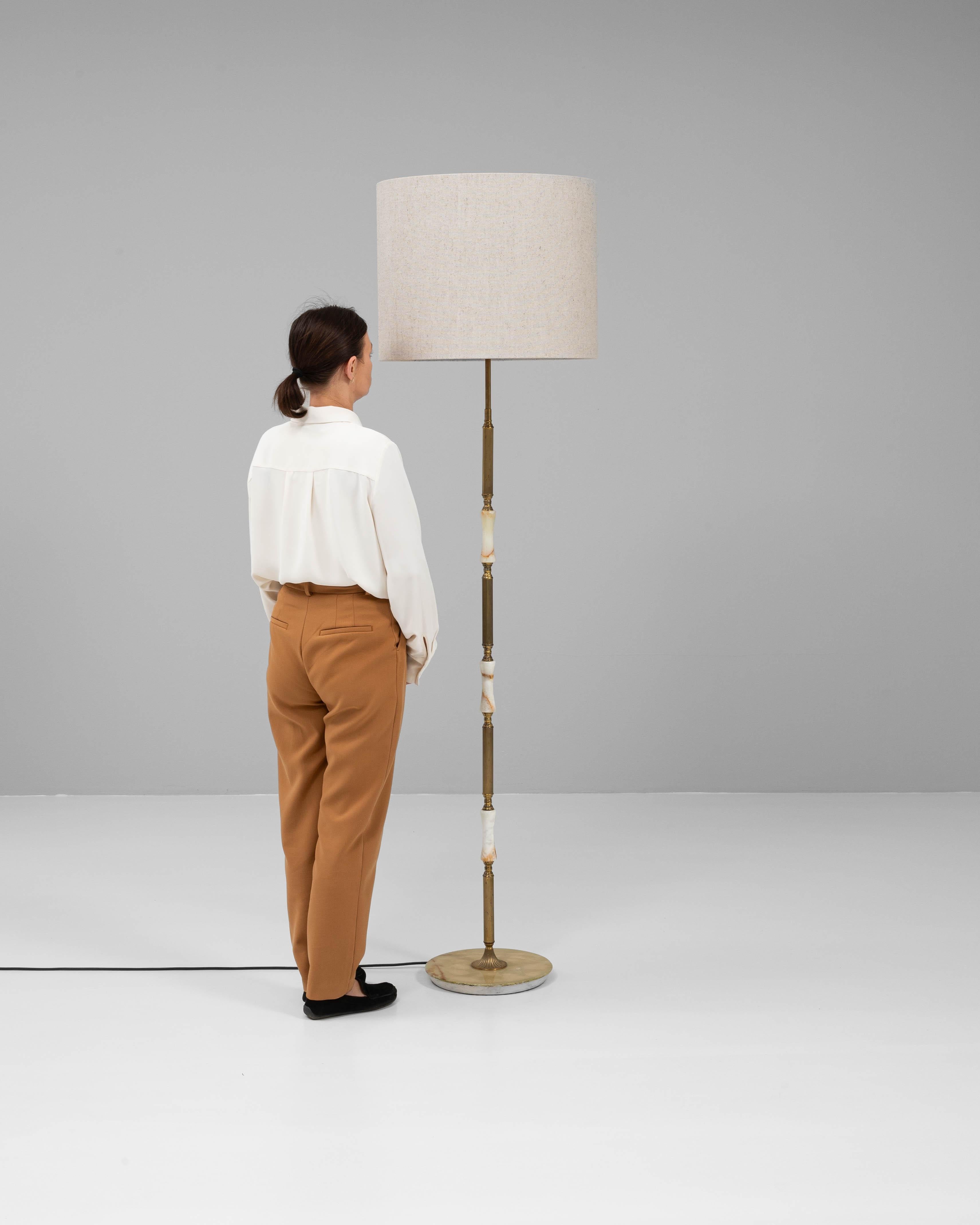 Français Lampadaire français du 20e siècle en laiton et albâtre en vente