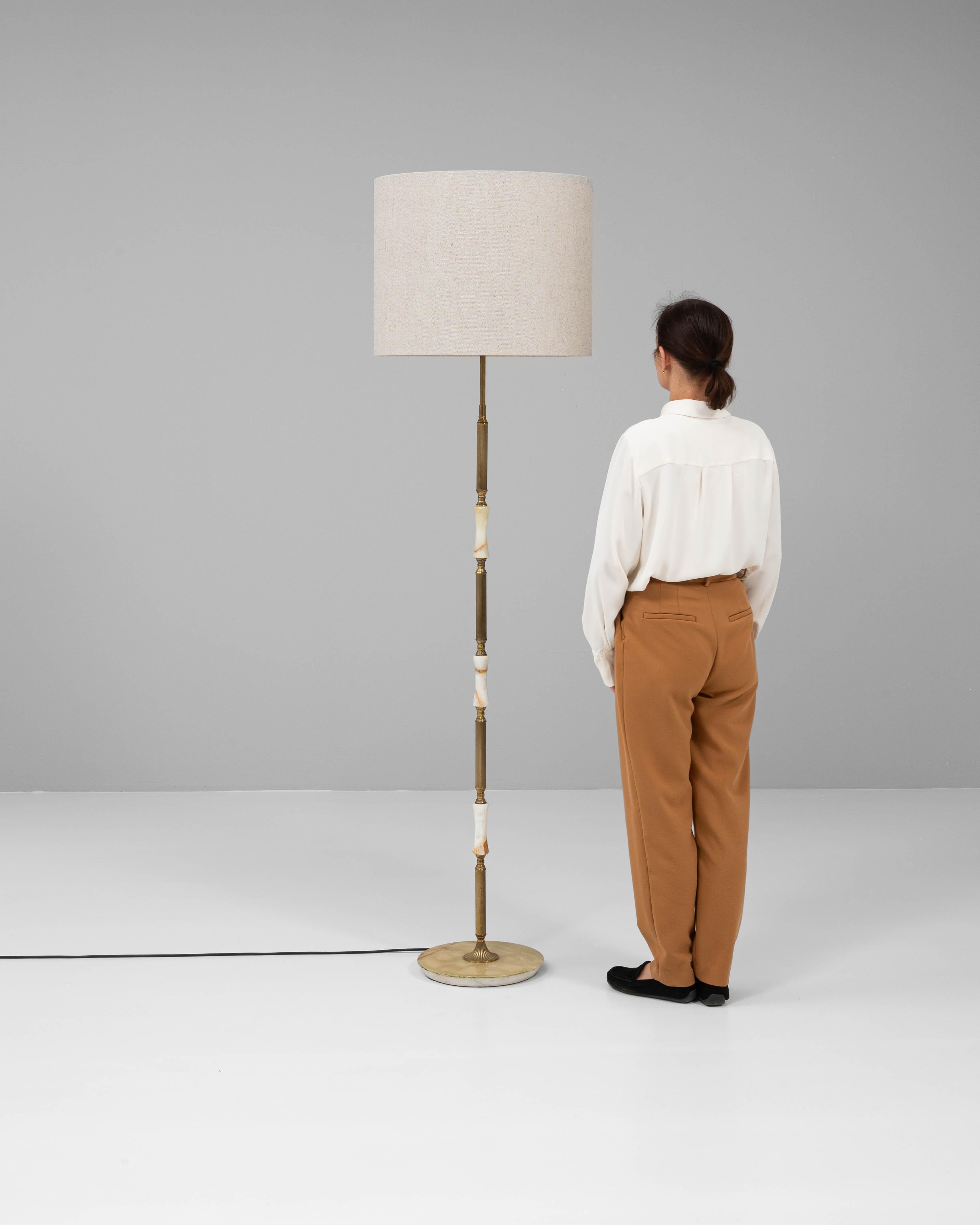 20ième siècle Lampadaire français du 20e siècle en laiton et albâtre en vente