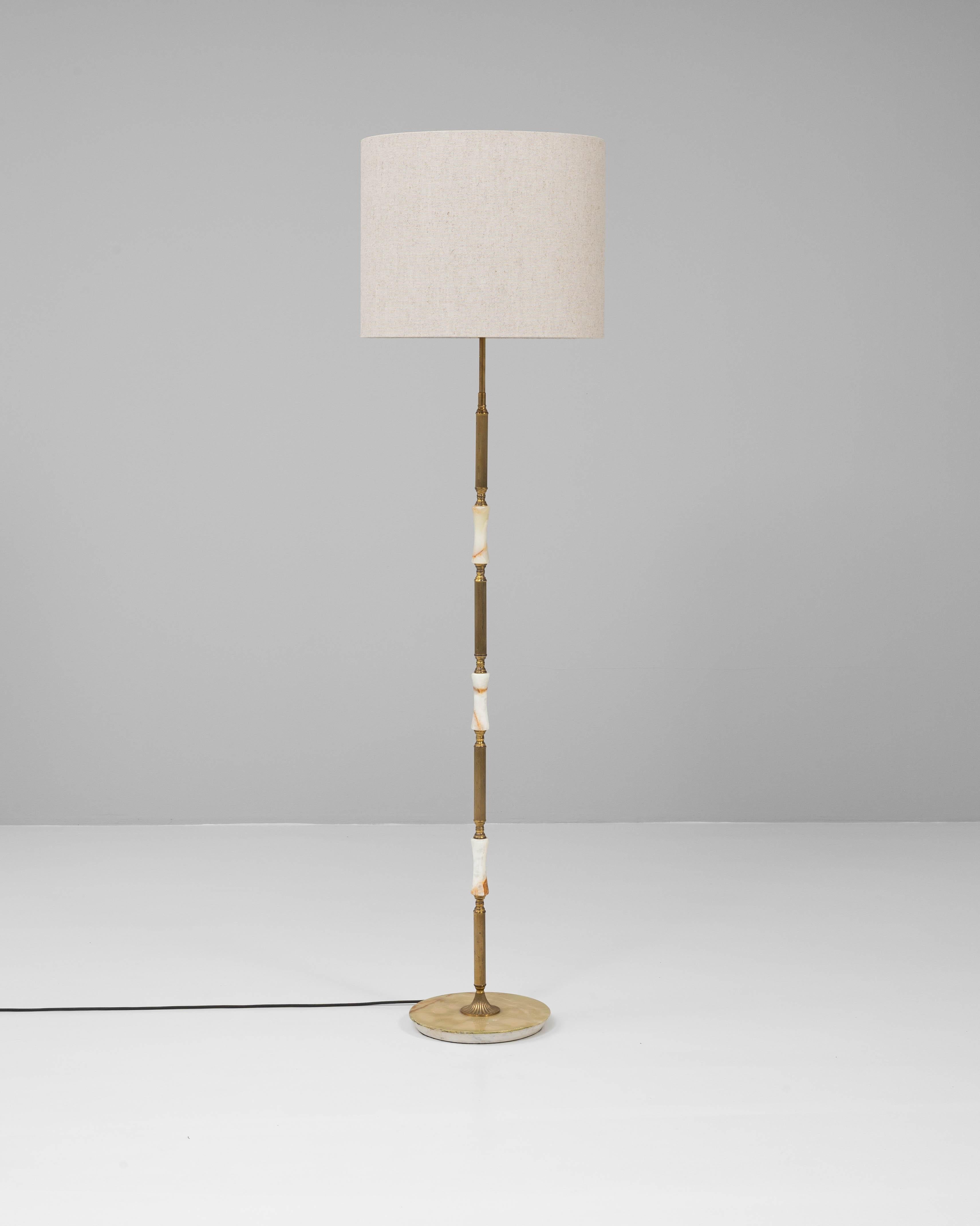 Laiton Lampadaire français du 20e siècle en laiton et albâtre en vente