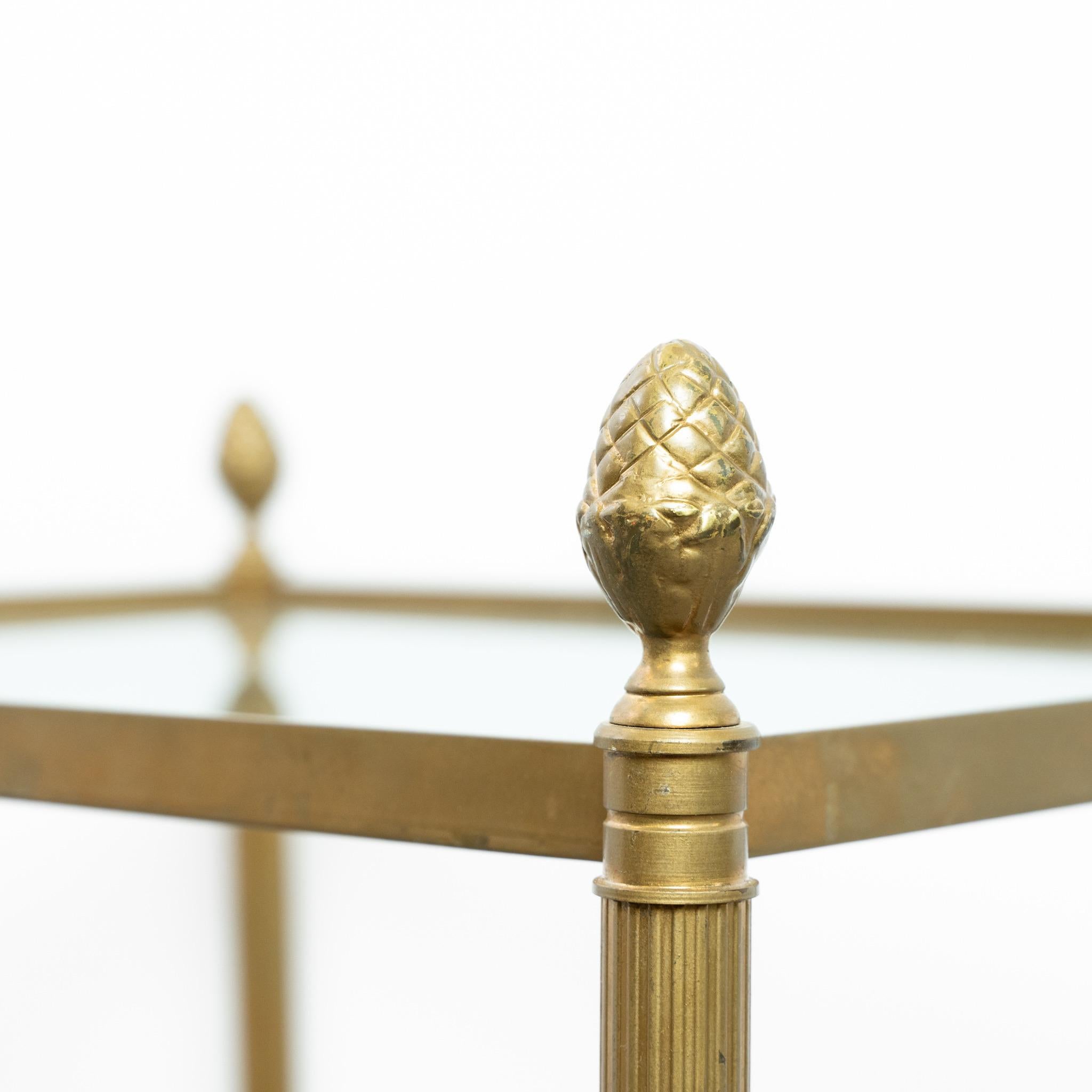 Français Table d'appoint en laiton et verre du 20e siècle en vente