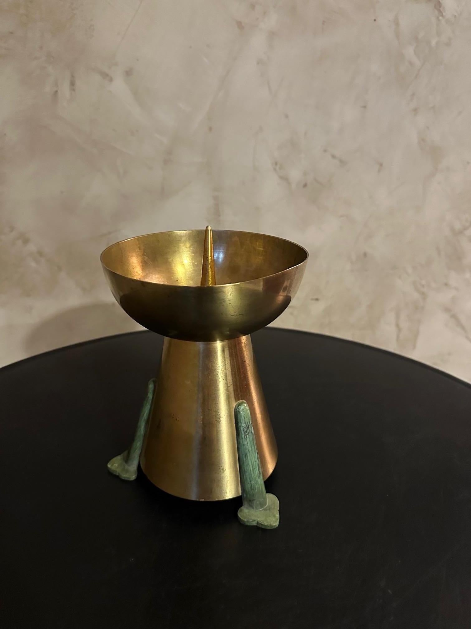 Candle stick in brass and metal dating from the 1950s with a tripod base.
Very good condition. 