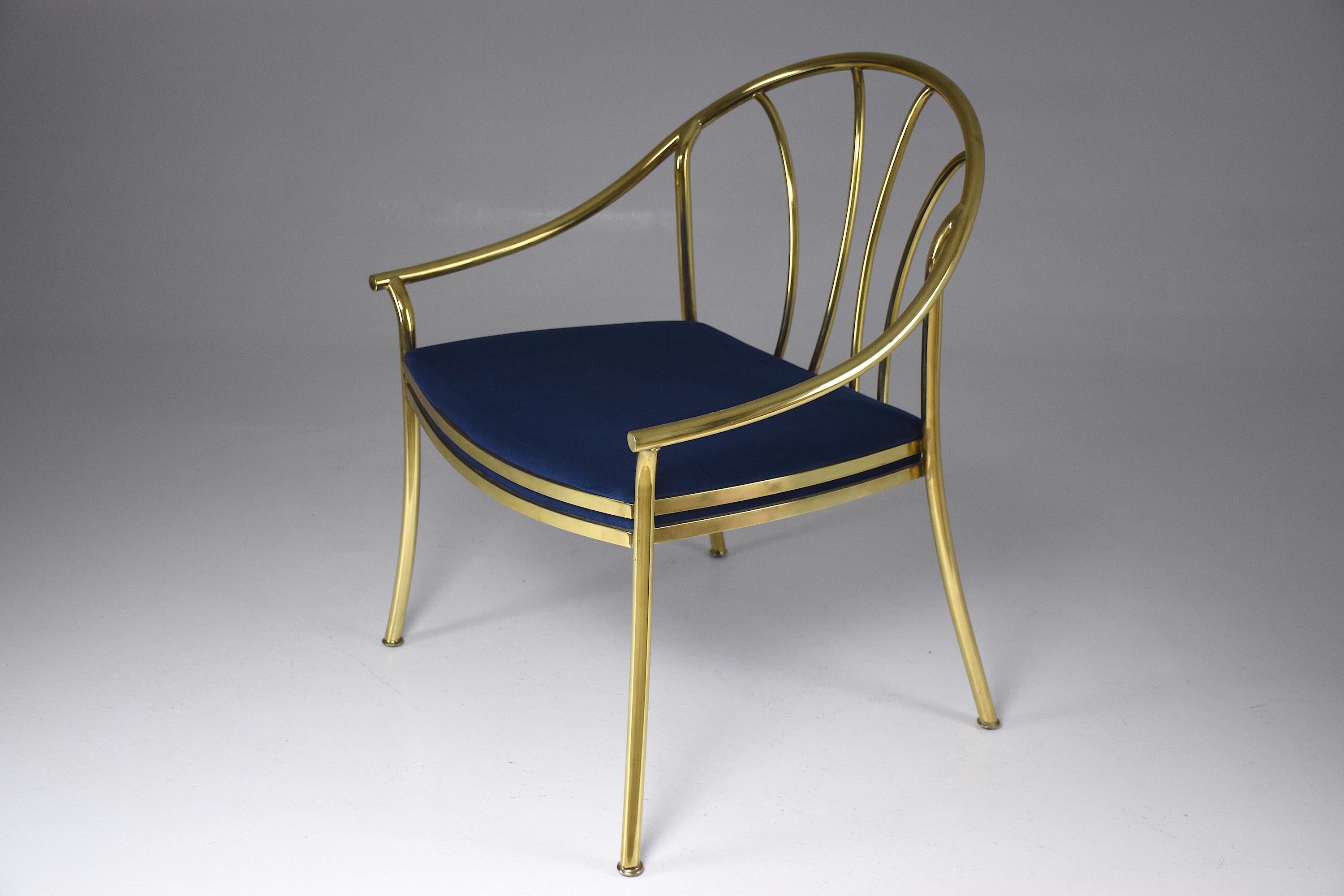 A beautifully crafted 20th-century statement large vintage armchair or side accent chair composed of polished solid gold brass and designed with a curve rounded backrest, panels and splayed legs. We have fully restored the chair through new