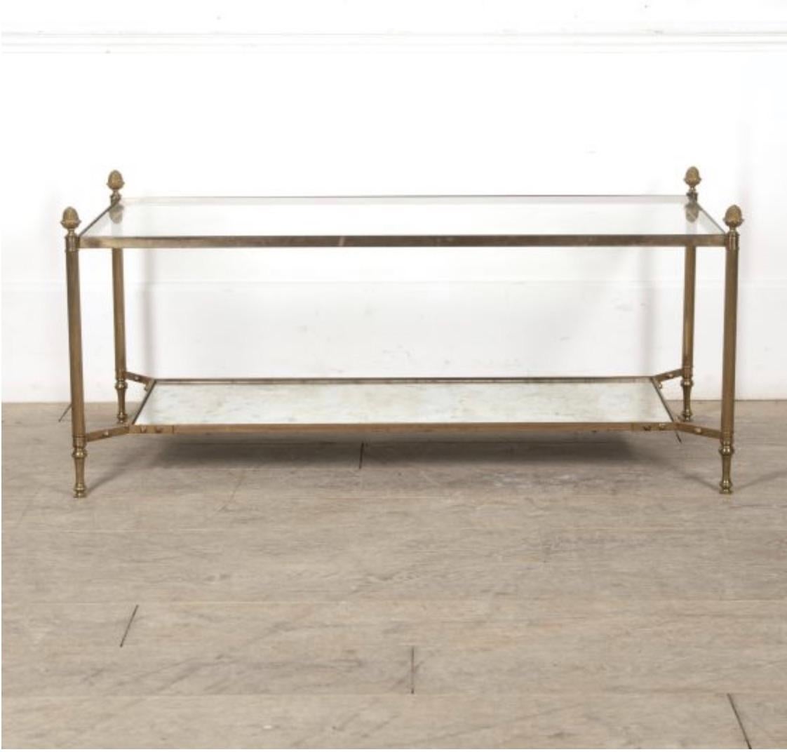 Table basse en laiton français du 20e siècle, de bonne taille, avec un plateau en miroir d'origine et une étagère sous le plateau.

En très bon état d'origine, à la fois solide et robuste.