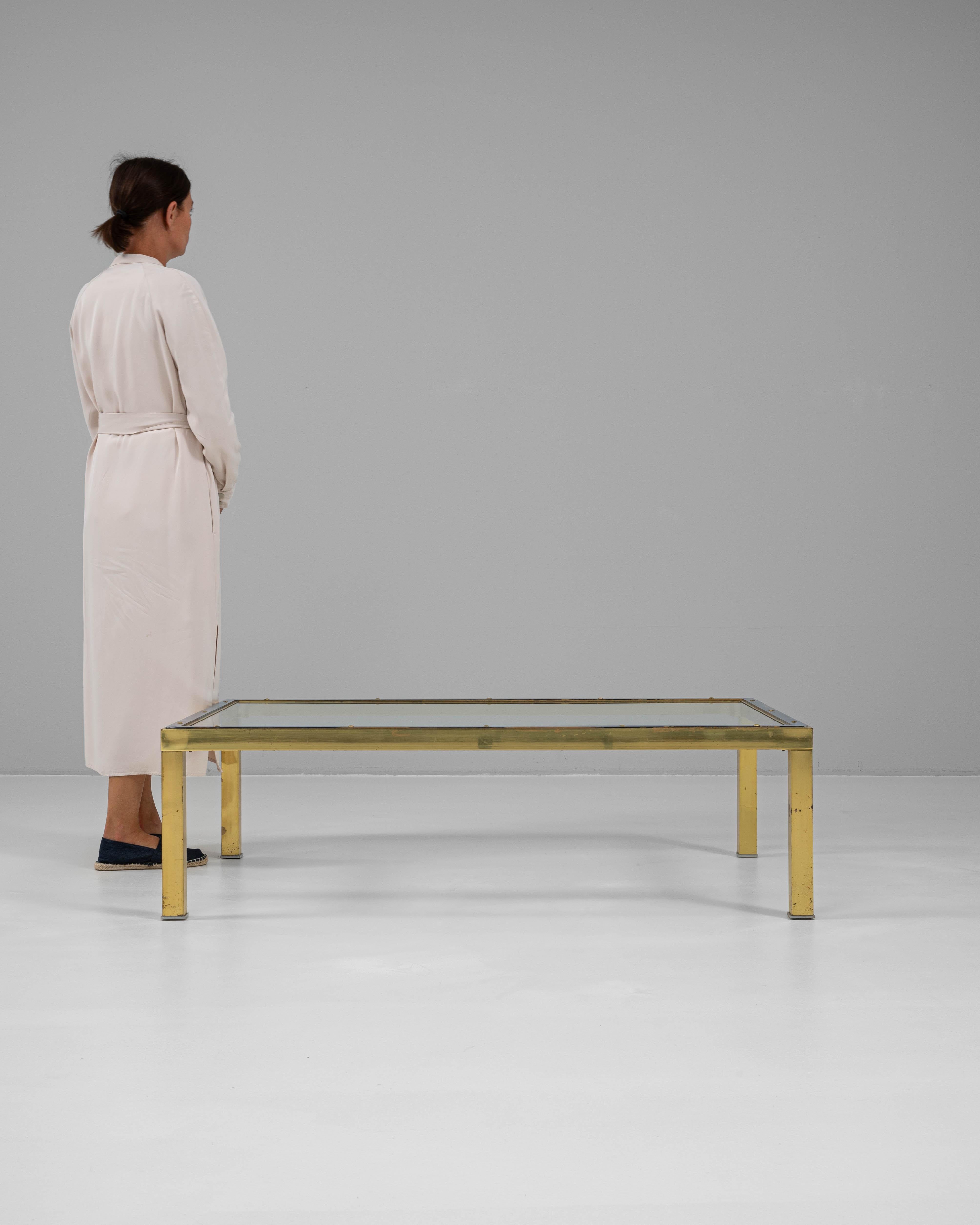 Français Table basse en laiton du 20e siècle avec plateau en verre en vente