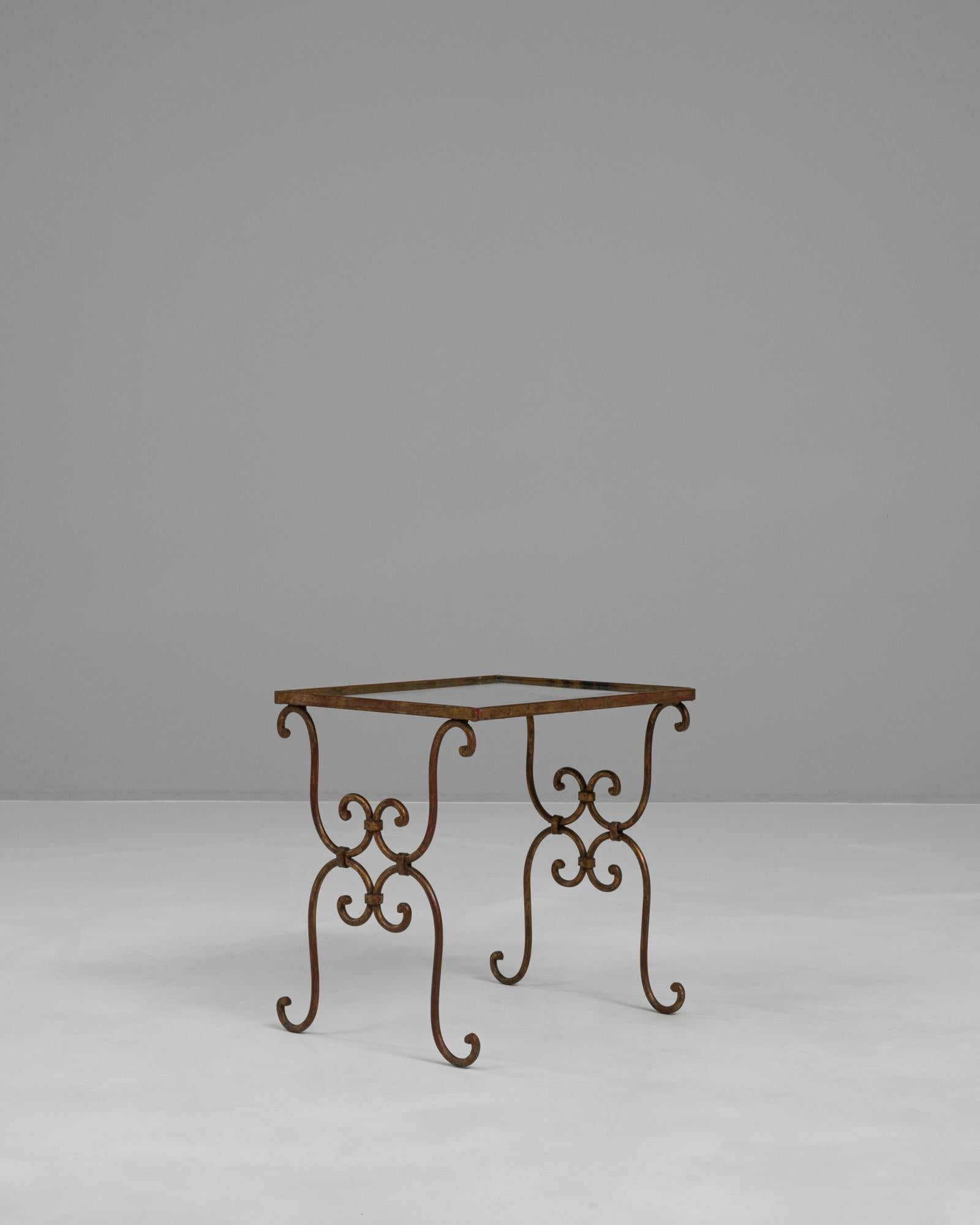 Français Table basse en laiton du 20e siècle avec plateau en verre en vente