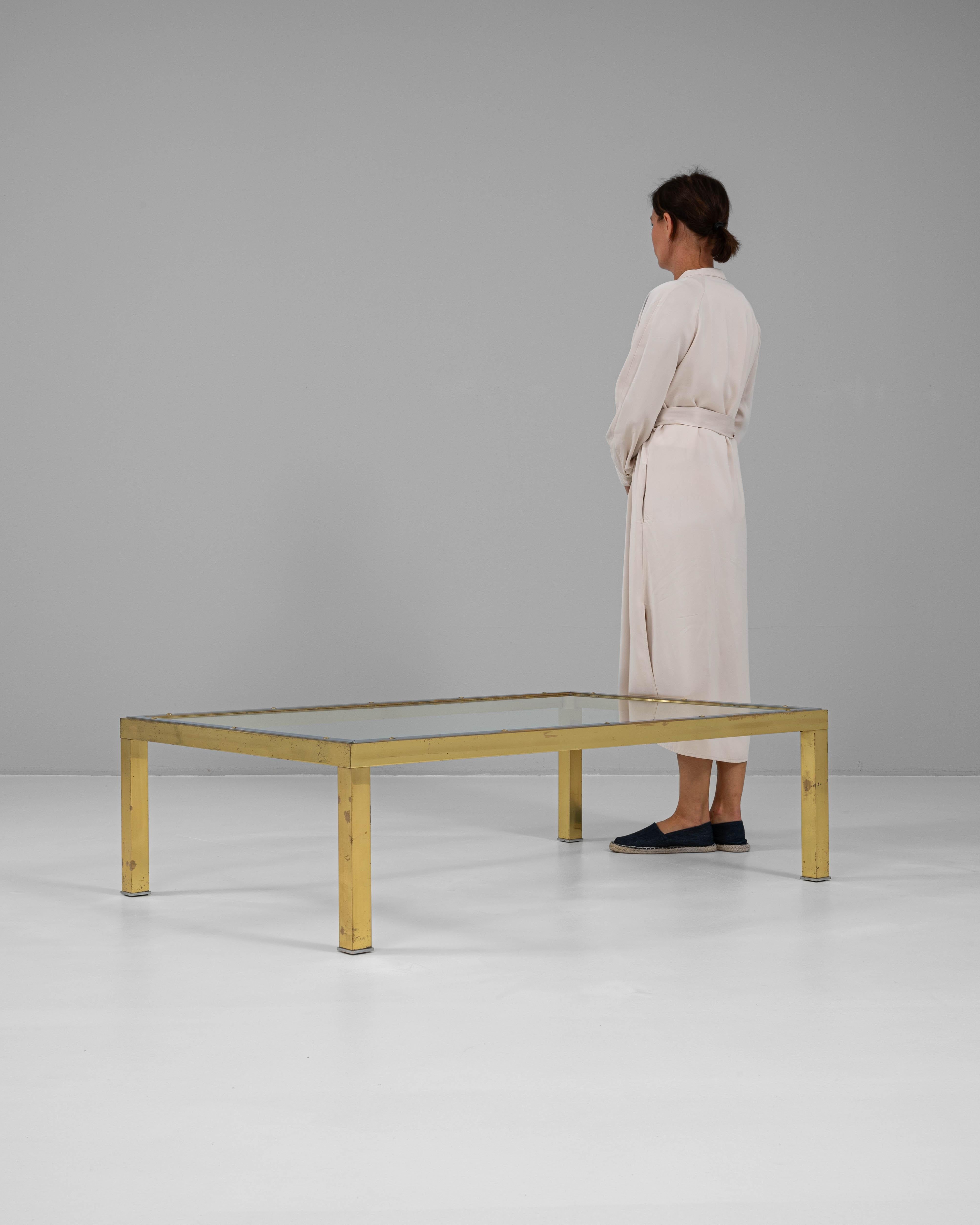 Table basse en laiton du 20e siècle avec plateau en verre Bon état - En vente à High Point, NC