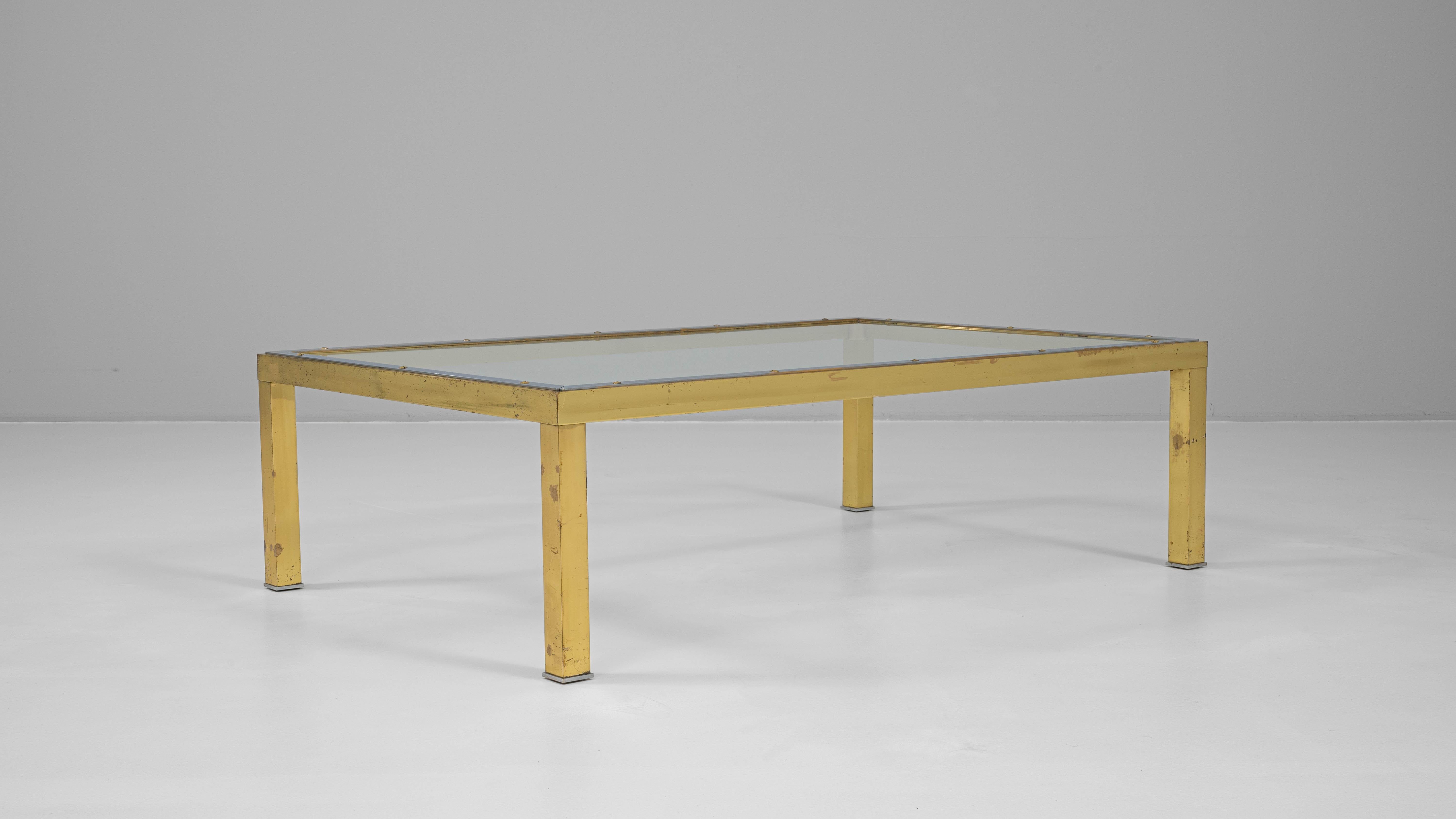 Laiton Table basse en laiton du 20e siècle avec plateau en verre en vente
