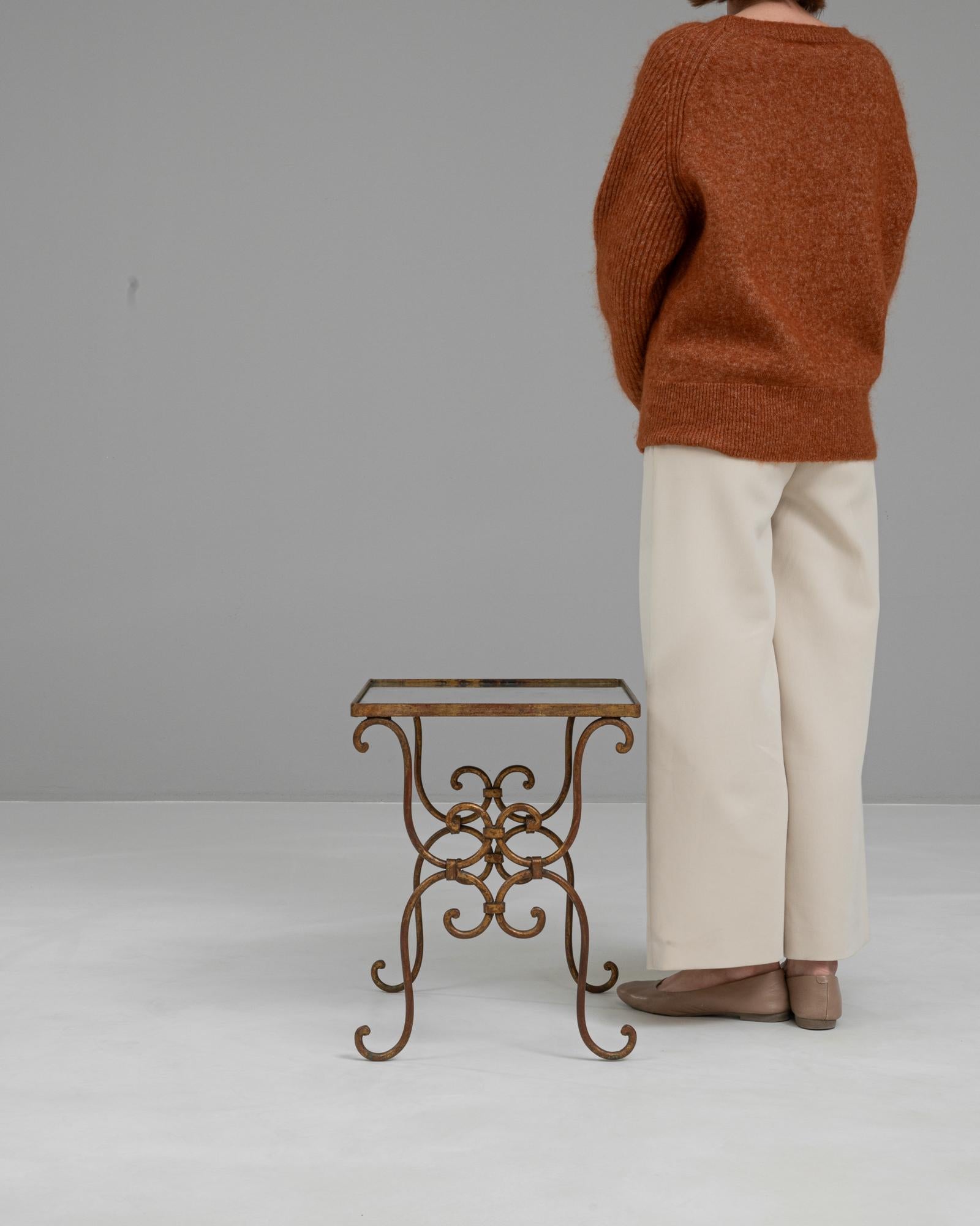 Laiton Table basse en laiton du 20e siècle avec plateau en verre en vente