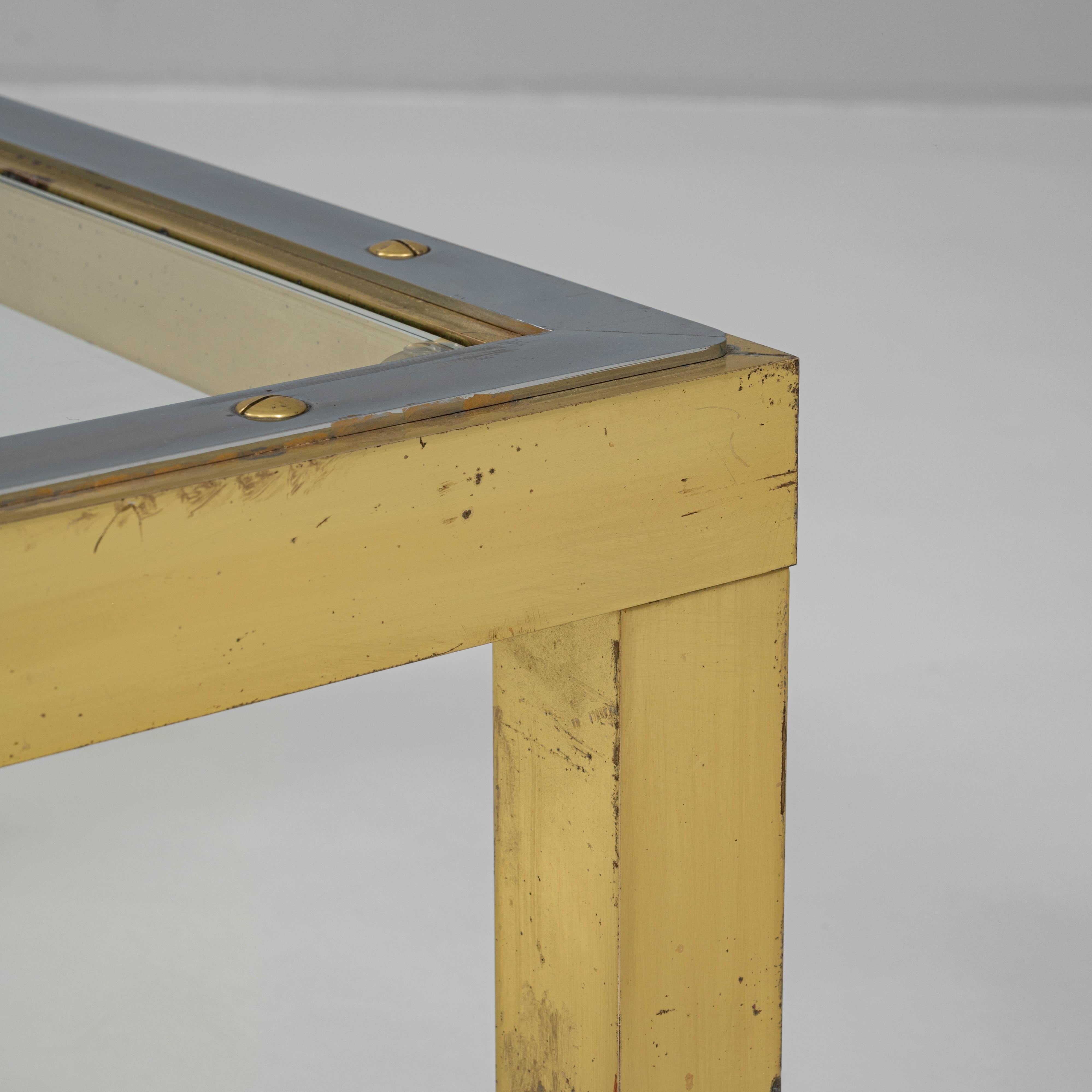 Table basse en laiton du 20e siècle avec plateau en verre en vente 1