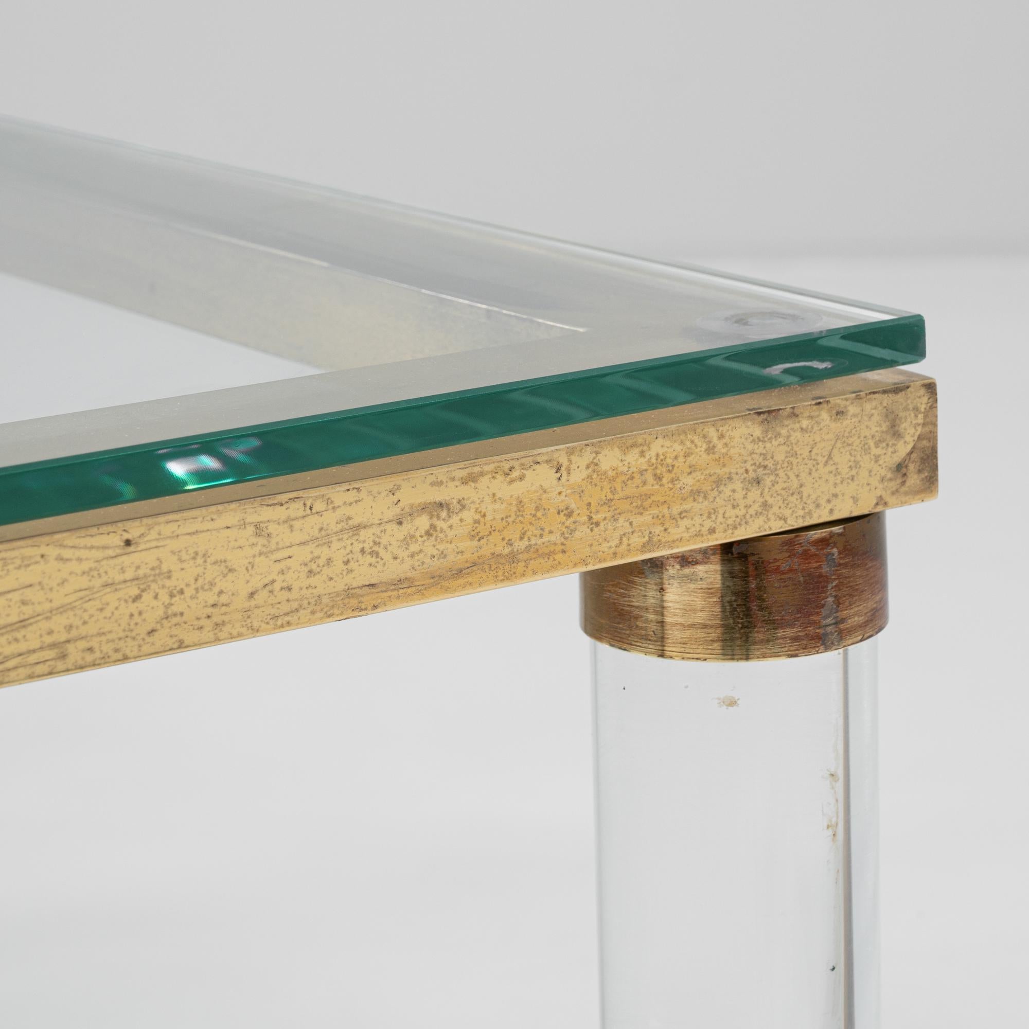 Mesa baja francesa de latón del siglo XX con tapa de cristal en venta 3