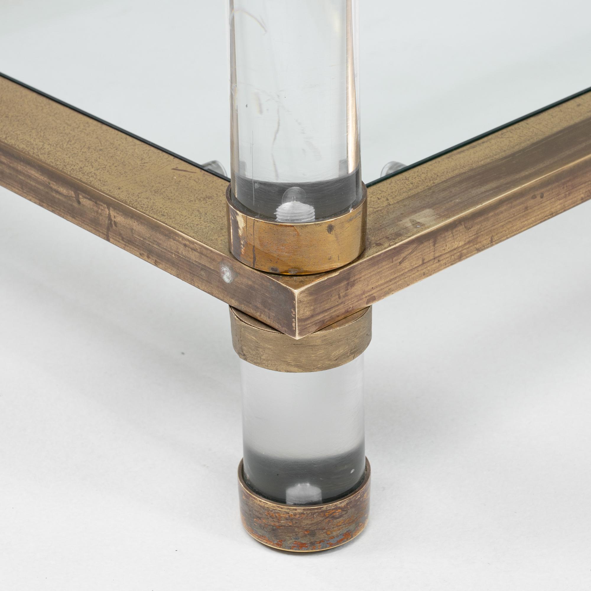 Mesa baja francesa de latón del siglo XX con tapa de cristal en venta 4