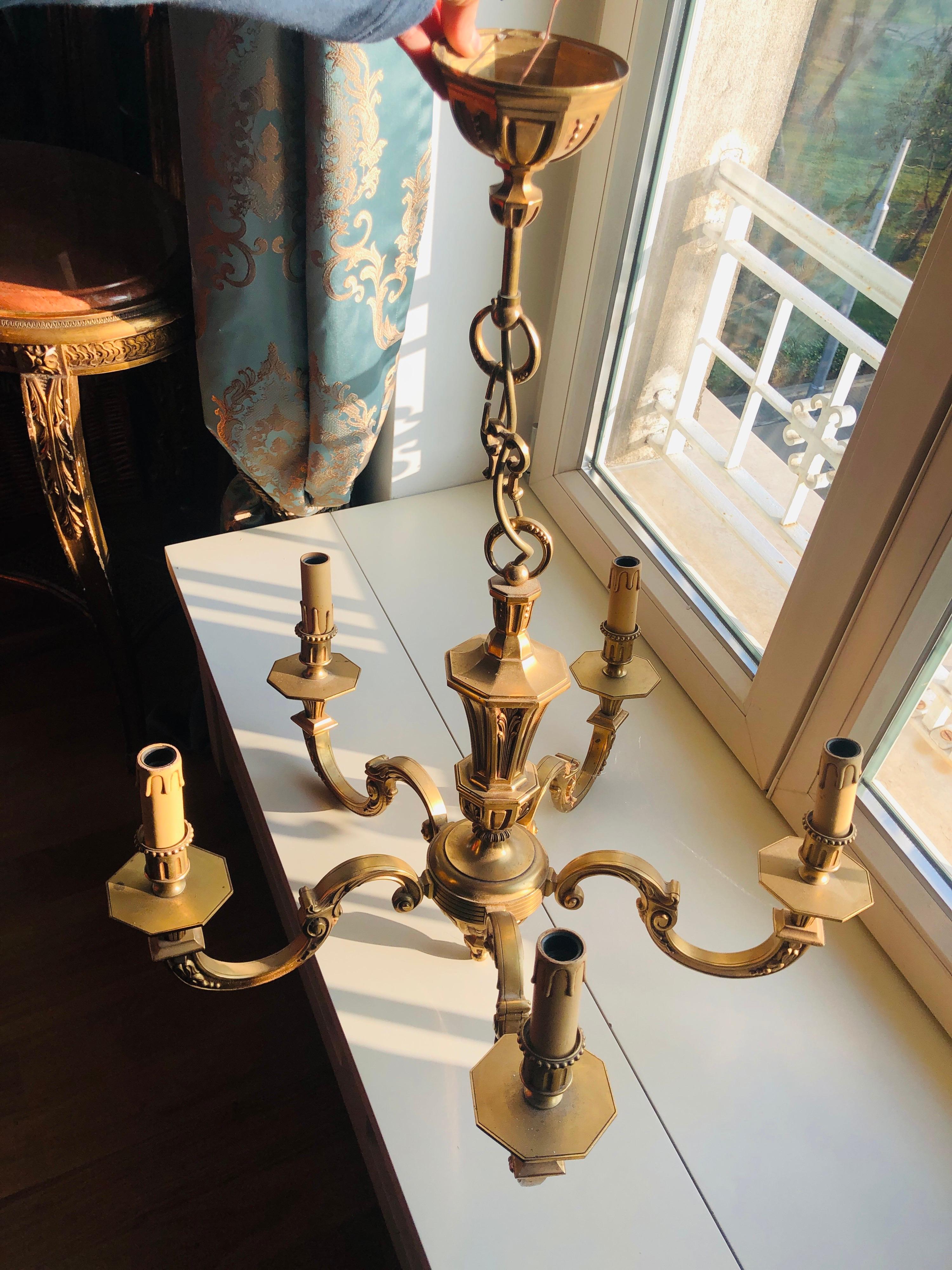 Français Lustre à cinq lumières du 20e siècle en laiton décoré français en vente