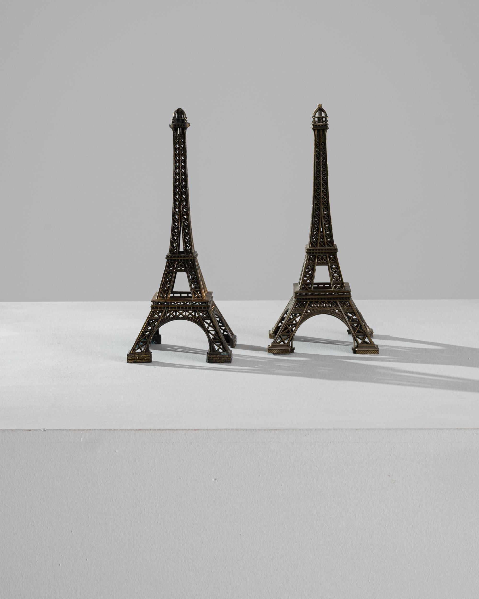 Français Paire de décorations de tour Eiffel en laiton, France, XXe siècle en vente