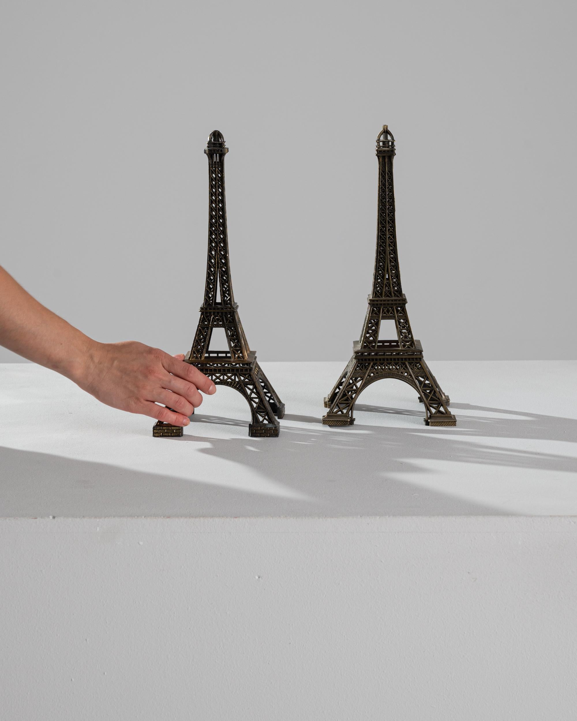Französische Eiffelturm-Dekorationen aus Messing des 20. Jahrhunderts, Paar im Angebot 1