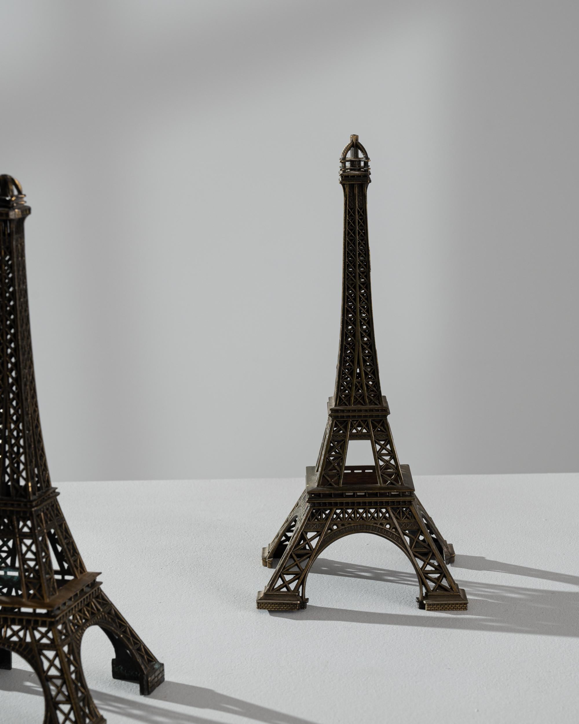 Französische Eiffelturm-Dekorationen aus Messing des 20. Jahrhunderts, Paar im Angebot 2