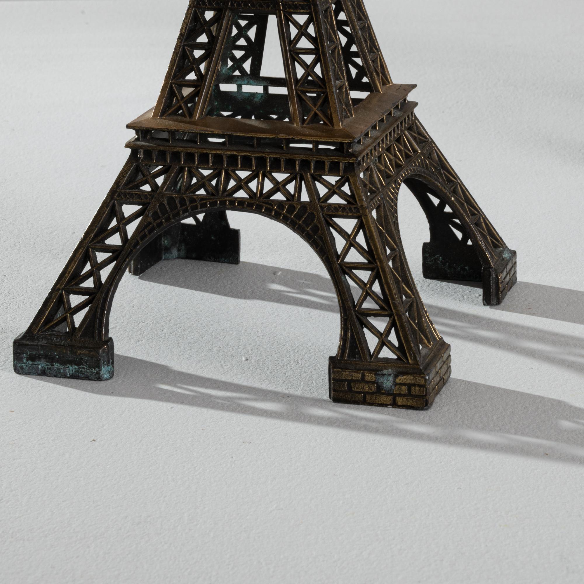 Paire de décorations de tour Eiffel en laiton, France, XXe siècle en vente 1