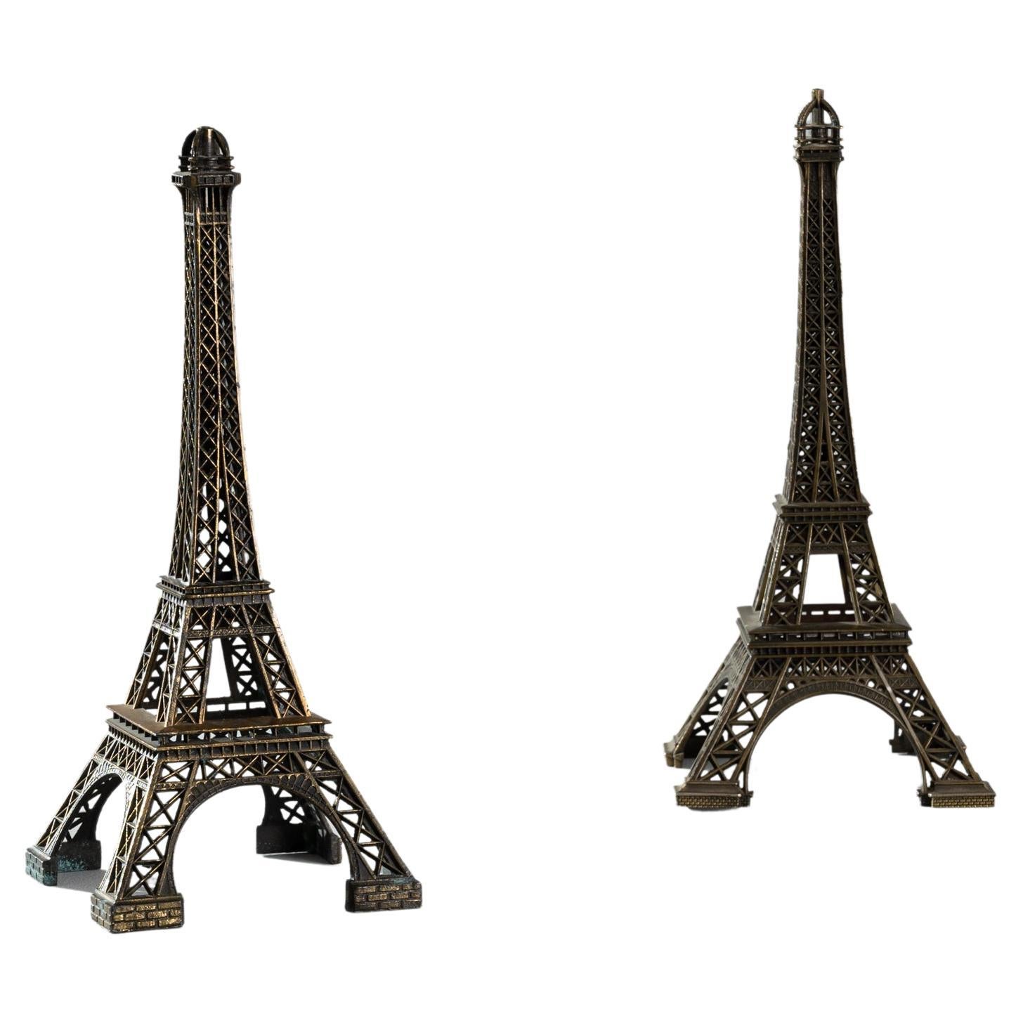 Paire de décorations de tour Eiffel en laiton, France, XXe siècle en vente