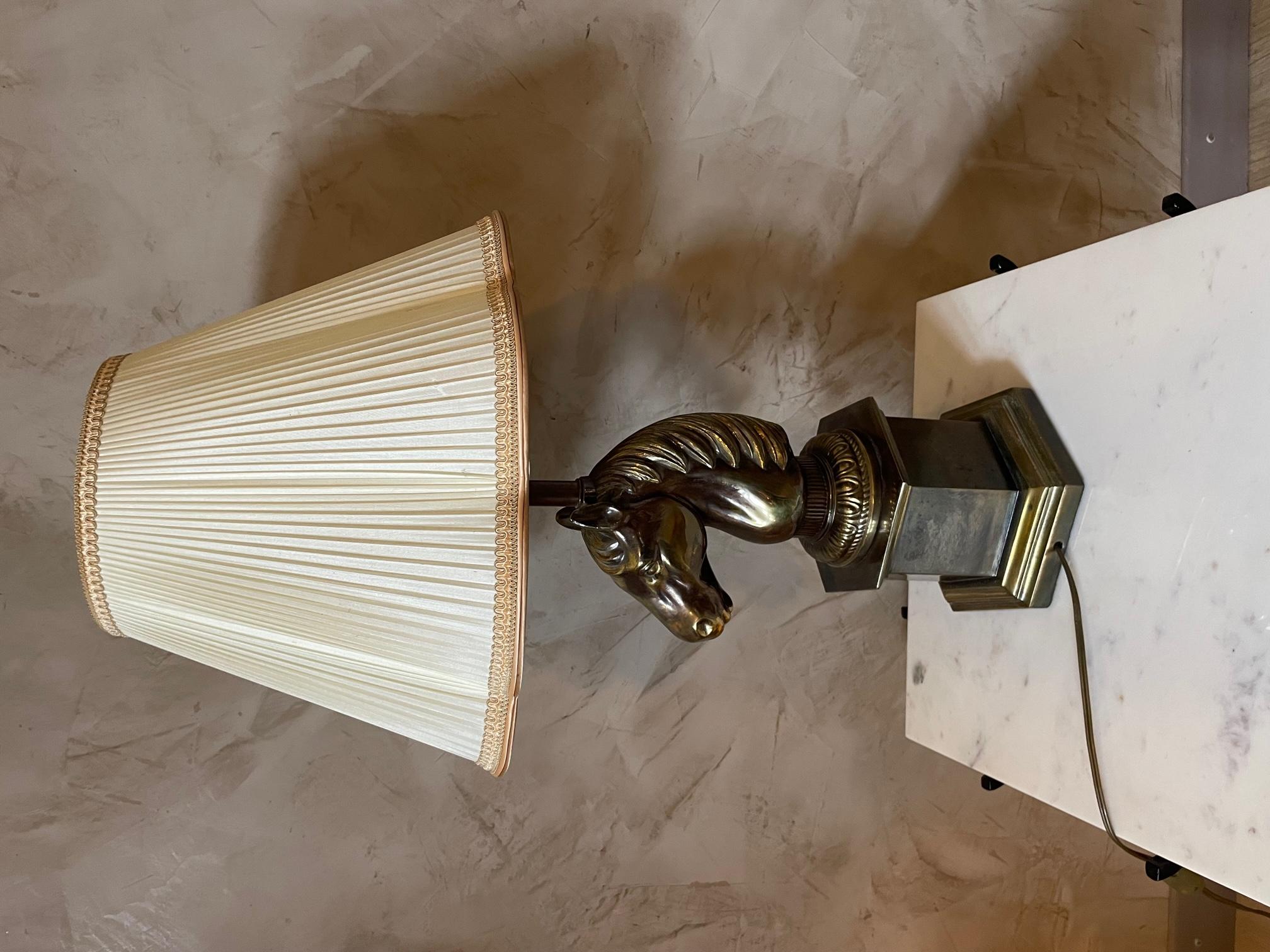 Très belle lampe de table en laiton français du 20e siècle représentant une tête de cheval.
Abat-jour en soie. 
Bonne qualité.