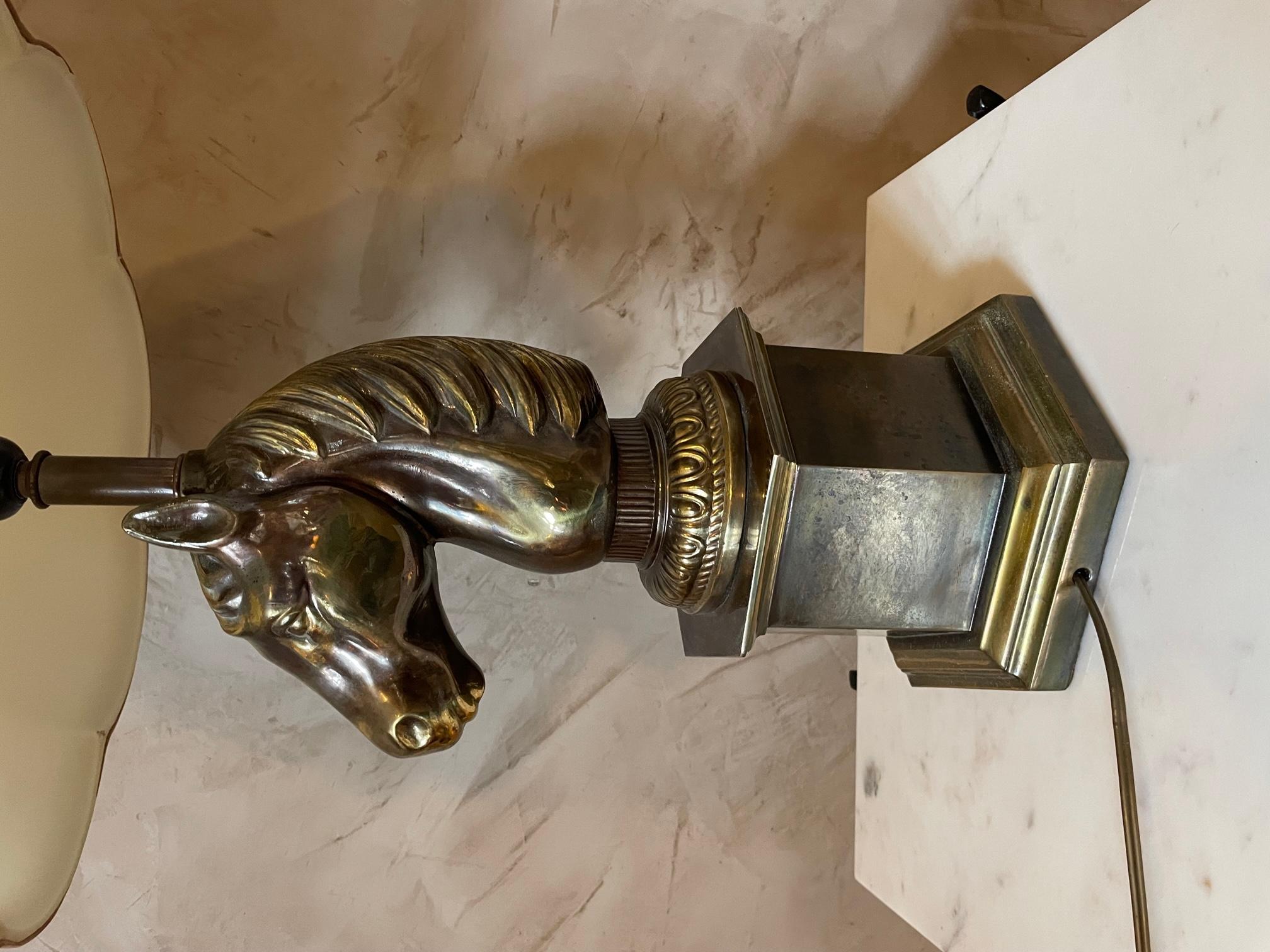 Français Lampe de table à tête de cheval en laiton du 20e siècle, 1960 en vente