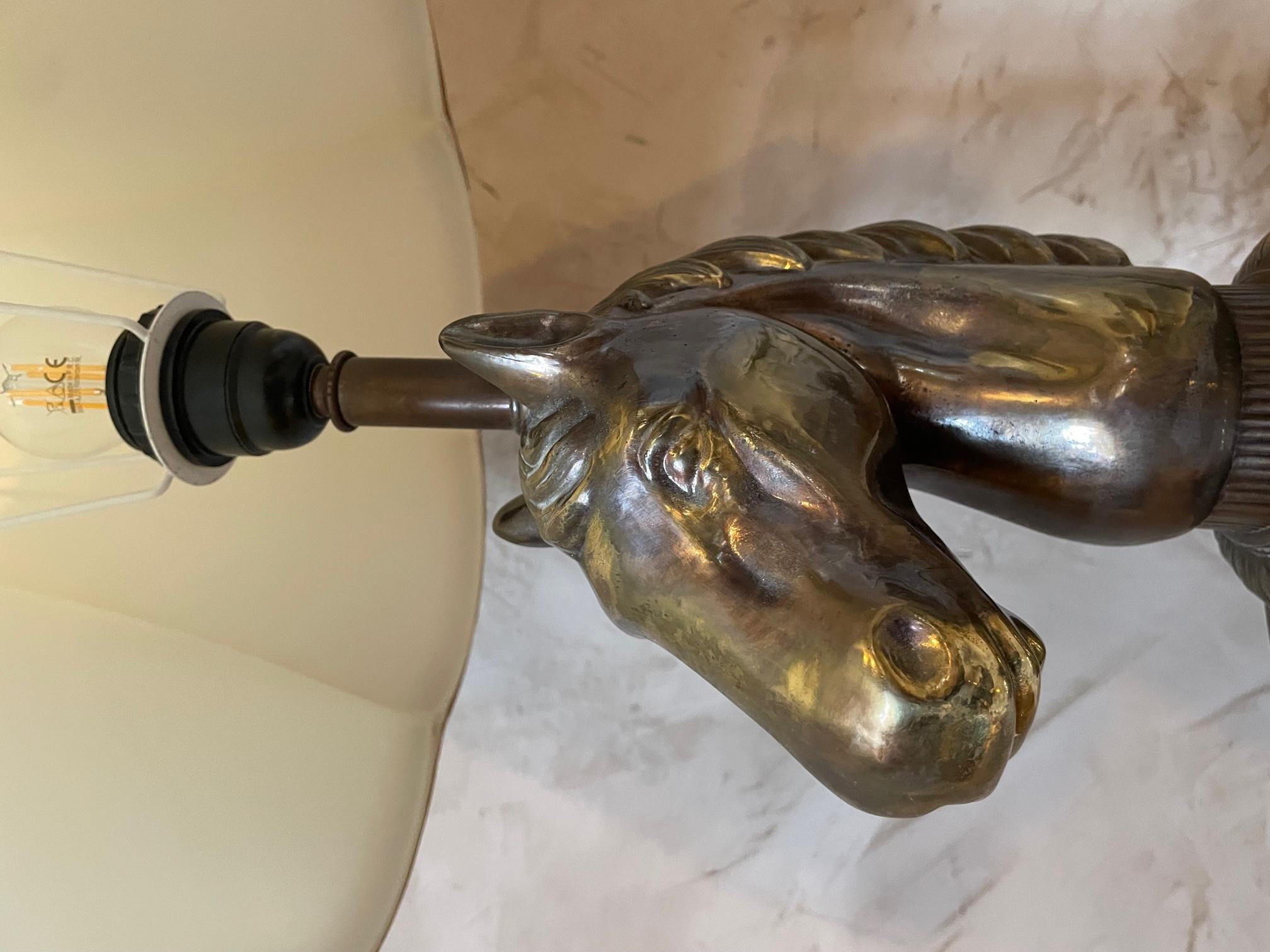 Lampe de bureau française du XXe siècle à tête de cheval en laiton, années 1960 en vente 1