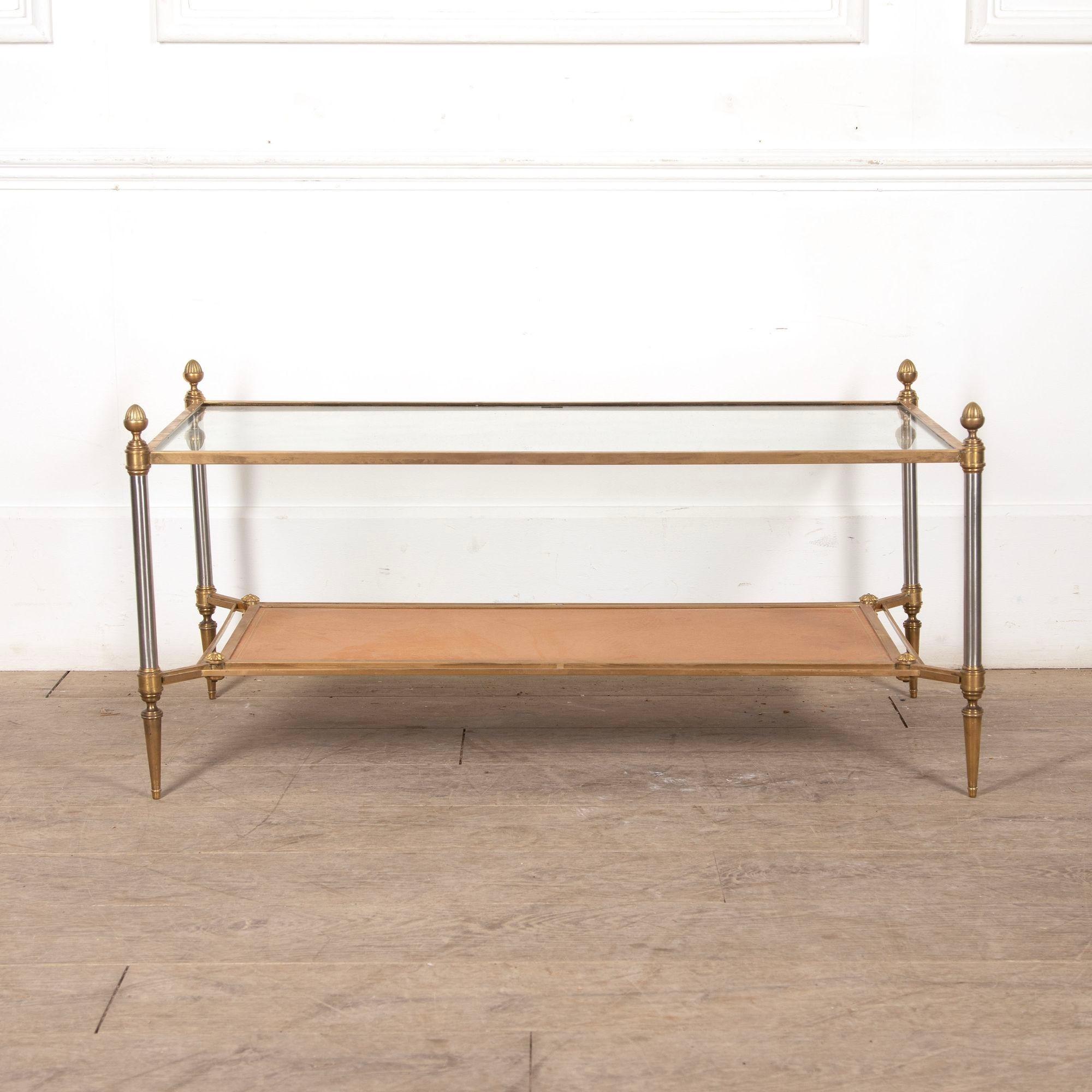Table basse en laiton français du 20ème siècle, de bonne taille, avec une étagère en cuir sous le plateau et un plateau en verre, tous deux de la meilleure qualité.
En très bon état d'origine, à la fois solide et robuste.
Vers 1950.