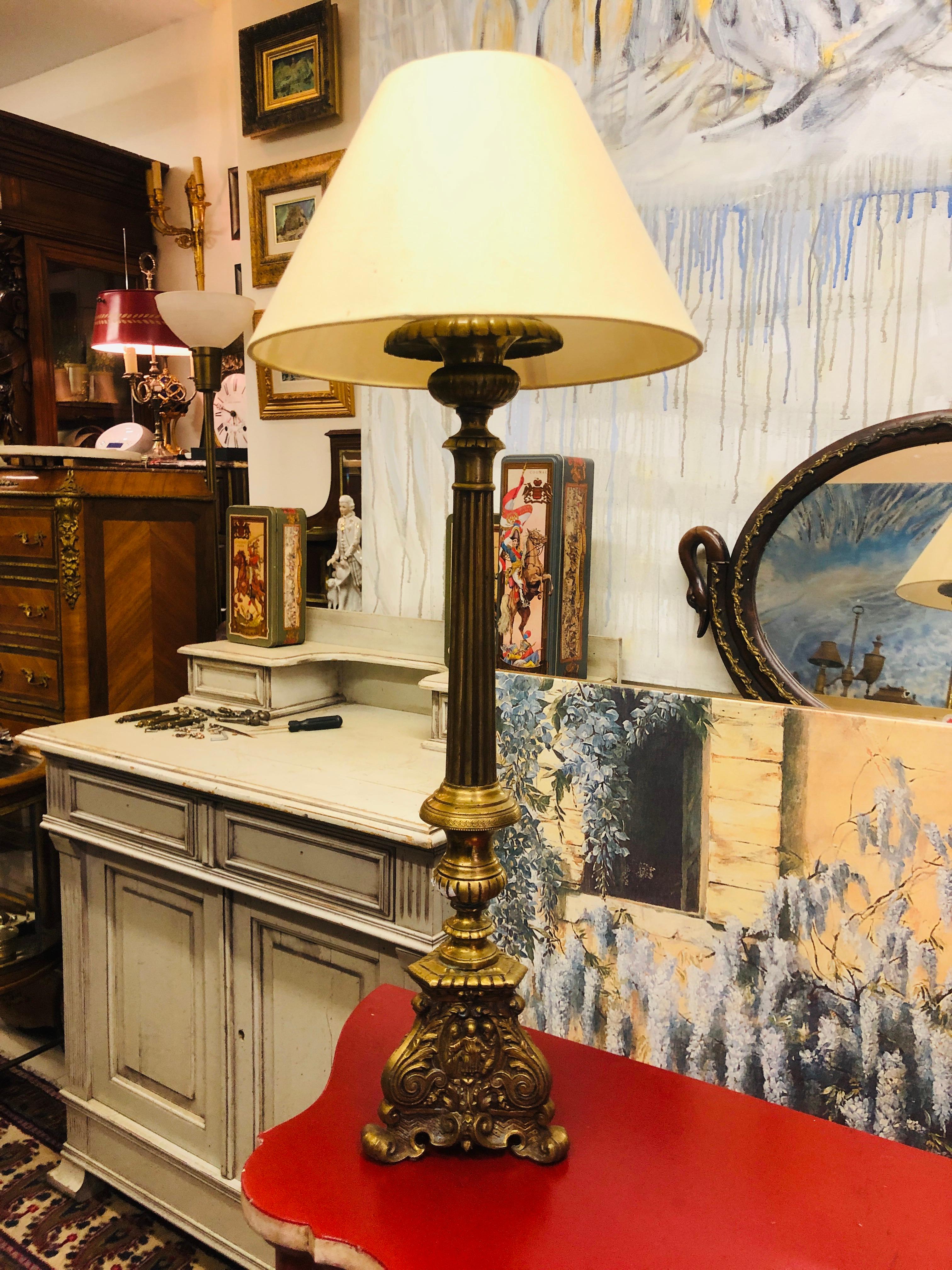 20th Century French Brass Table Lamp with Decorated Base For Sale 2