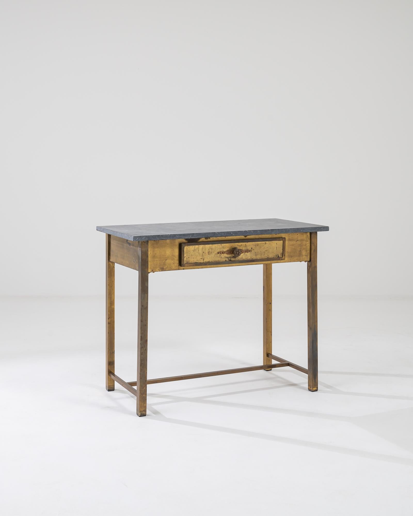 Français Table en laiton du 20e siècle avec plateau en marbre en vente