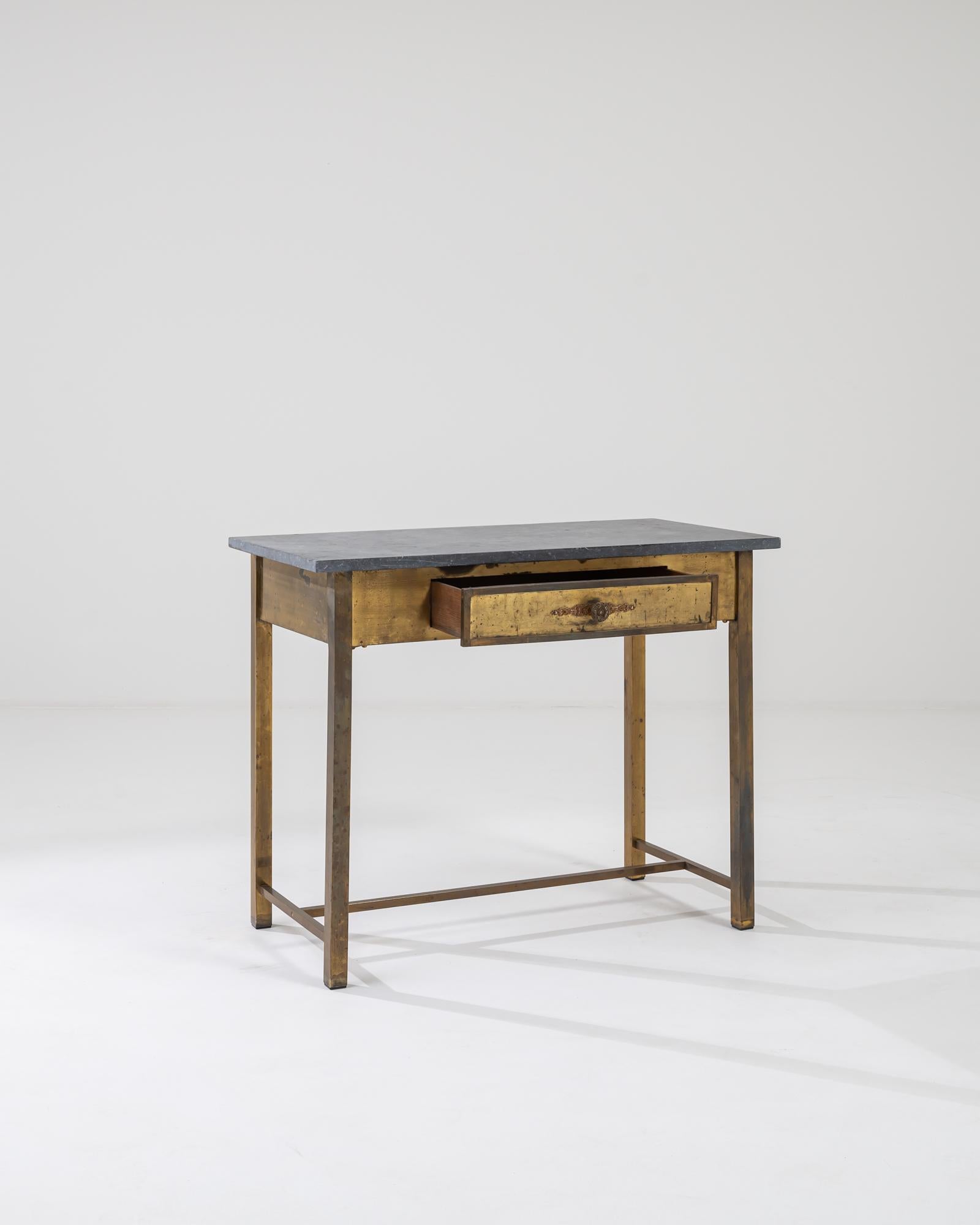 Table en laiton du 20e siècle avec plateau en marbre Bon état - En vente à High Point, NC