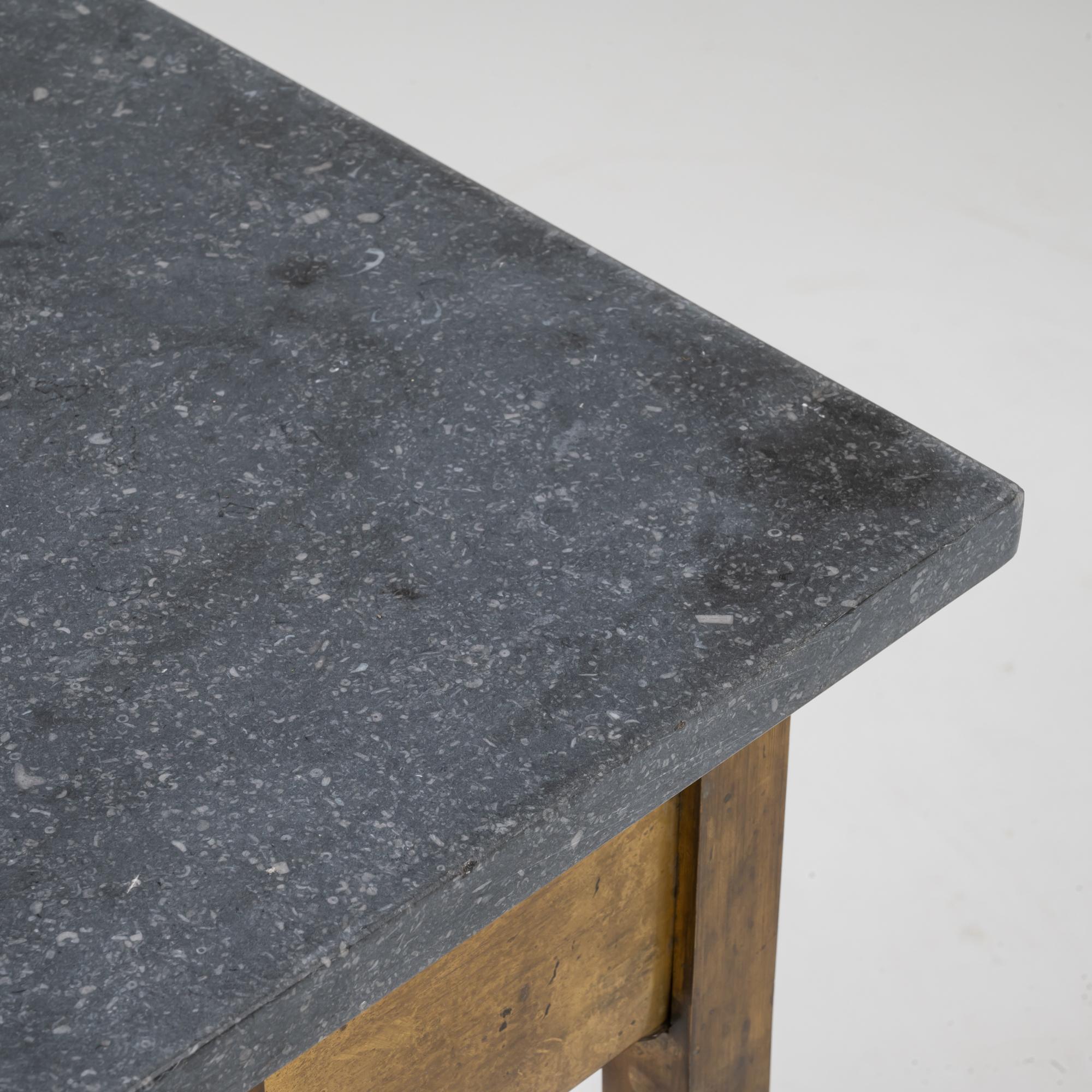 Table en laiton du 20e siècle avec plateau en marbre en vente 2